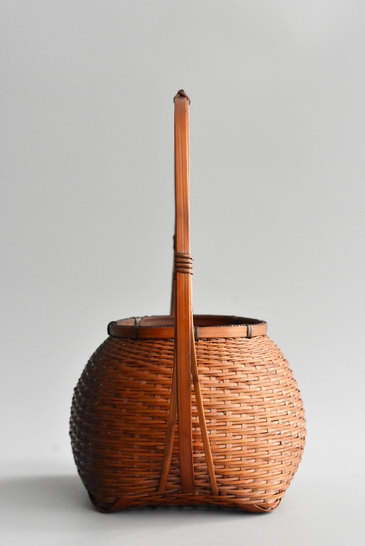 Showa Period in Japan, Small Bamboo Basket / Old Antique Flower Basket /Folk Art In Good Condition In Sammu-shi, Chiba