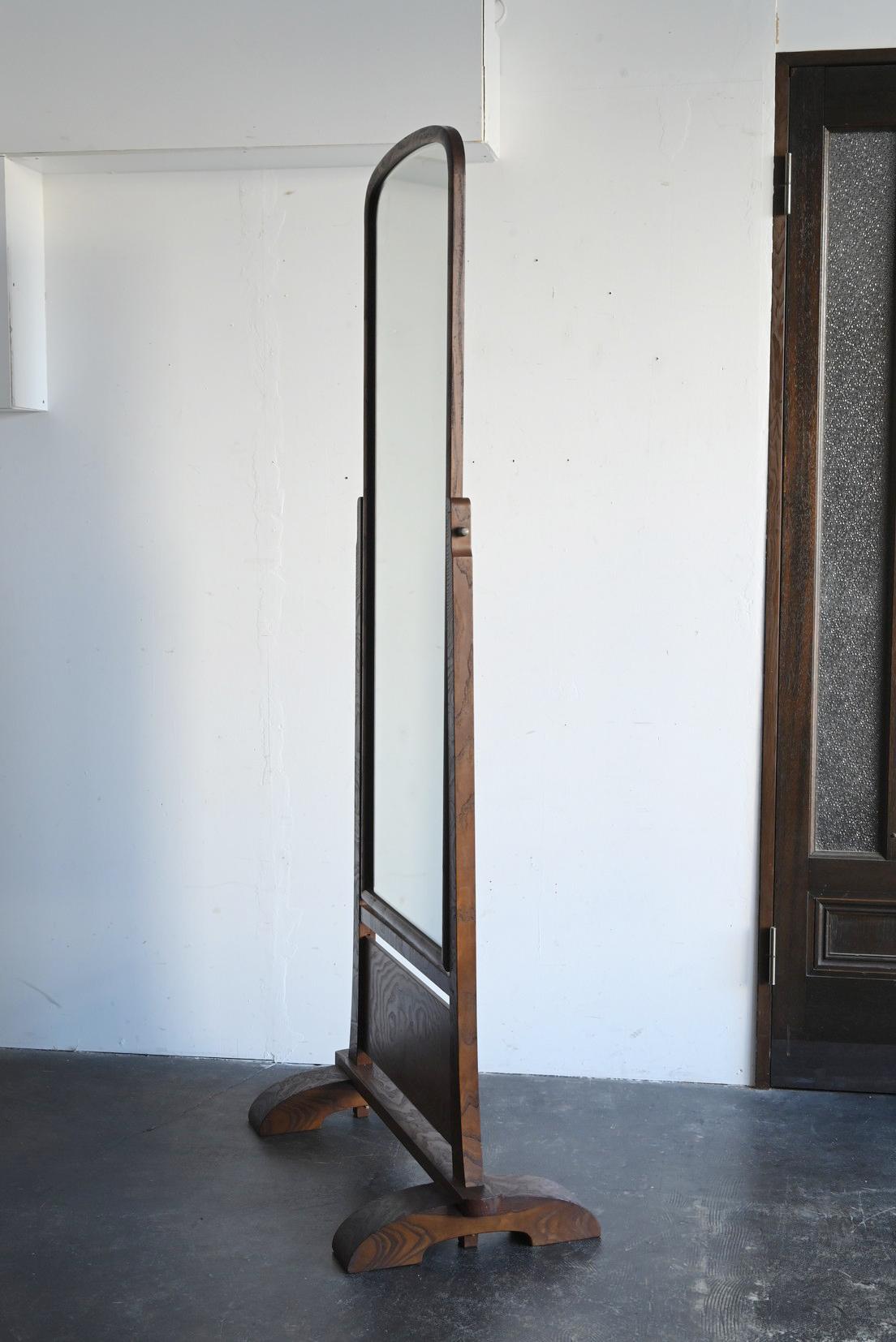 Si tratta di uno specchio a figura intera in legno realizzato in Giappone durante l'epoca Showa.
Dopo l'era Meiji, quando la nuova cultura occidentale iniziò a permeare il Giappone, lo stile di vita giapponese subì importanti cambiamenti. Gli