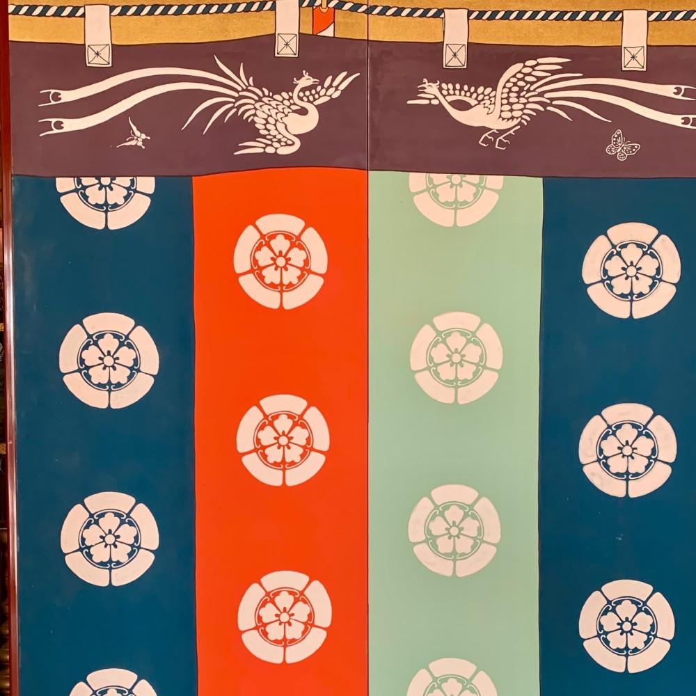 Écran Showa Jinmaku
Période : Showa
Taille : 376x171 cm
SKU : PTA116

Découvrez le charme historique de notre écran Showa Jinmaku, impeccablement conservé et en très bon état. Les jinmaku, ou 