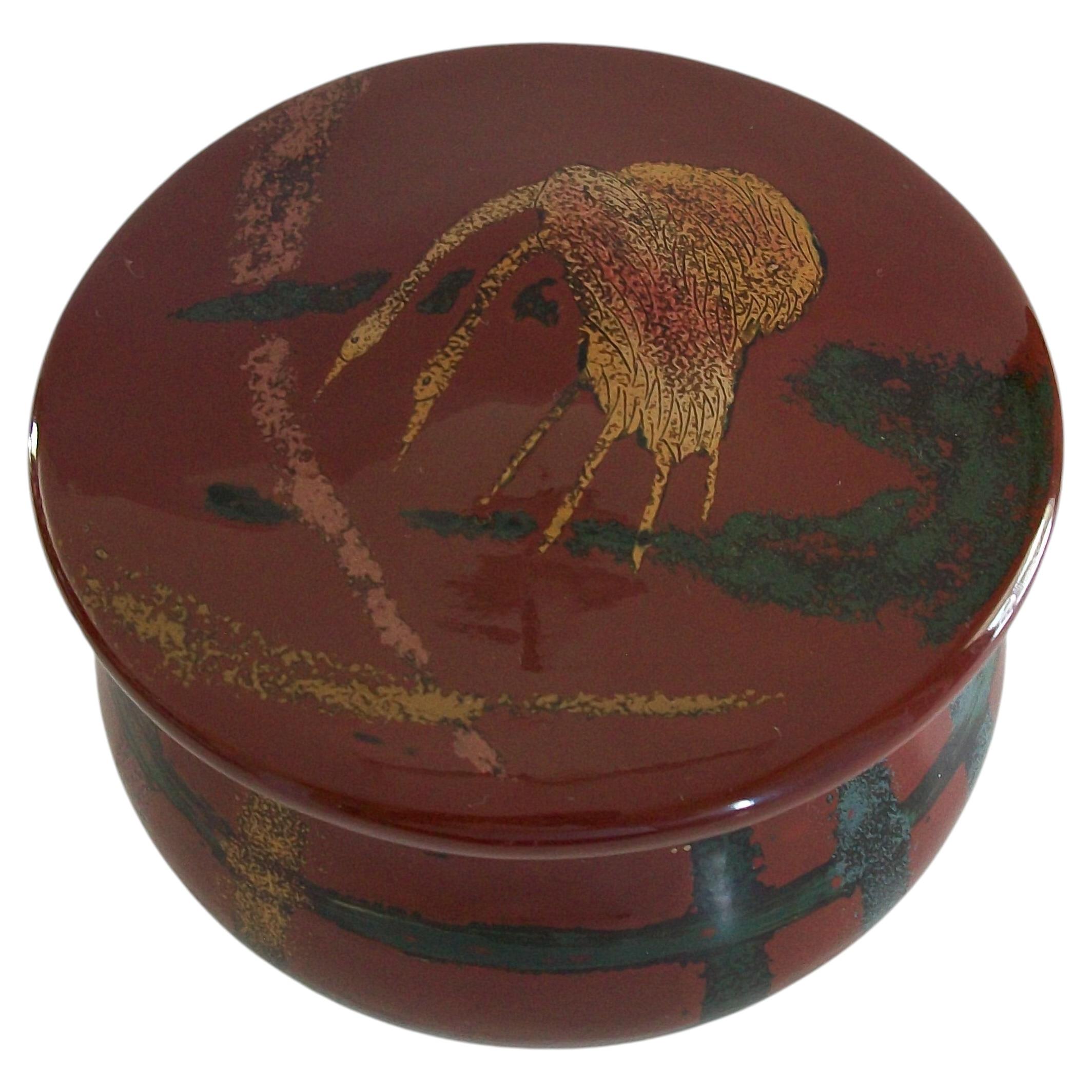 Boîte à couvercle en laque urushi rouge et dorée de l'époque Showa - Japon - Milieu du XXe siècle