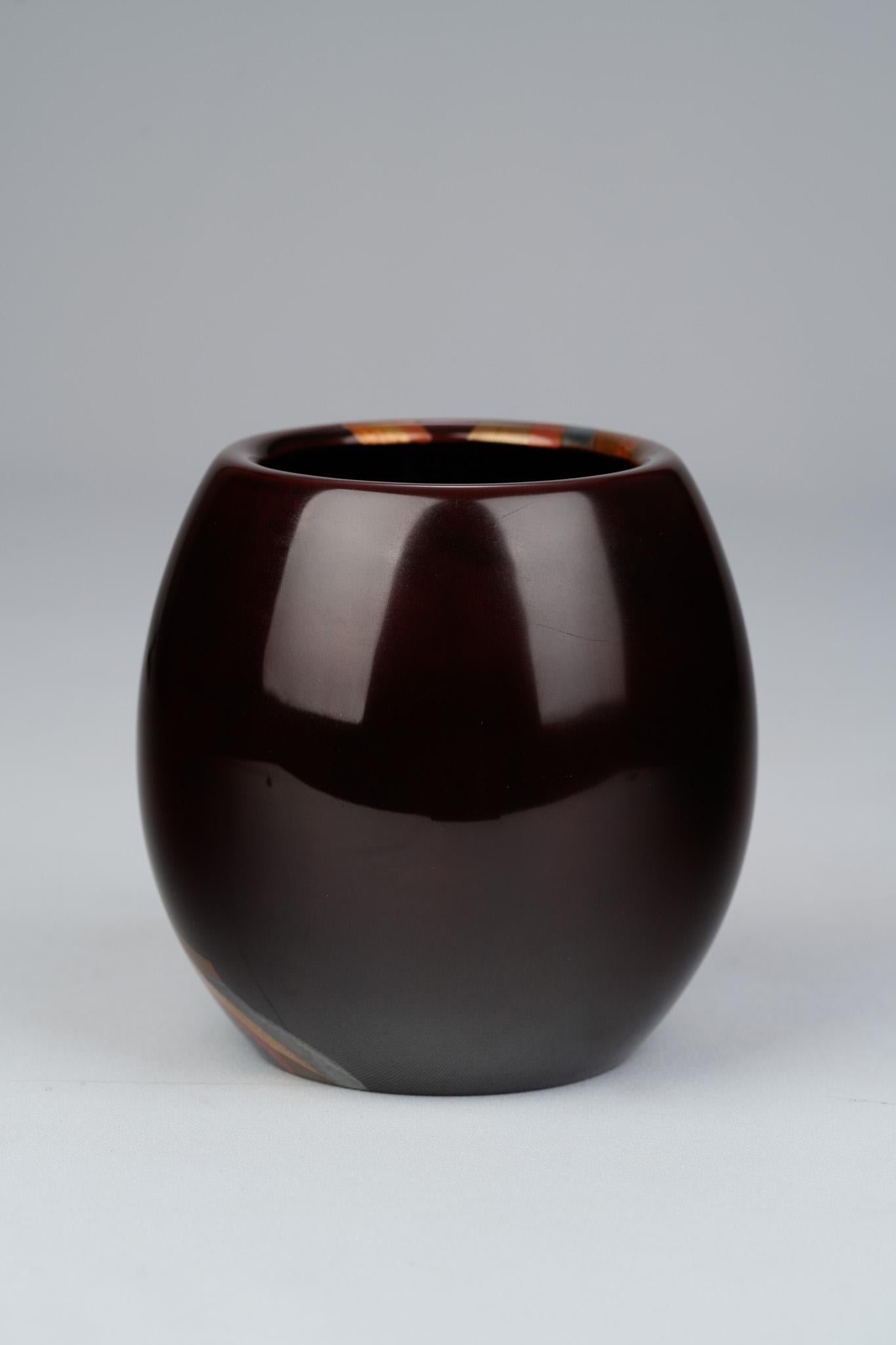 Japonais Vase en laque de Wajima de la période Showa avec Maki-e en or et en argent par Inami Tadashi en vente