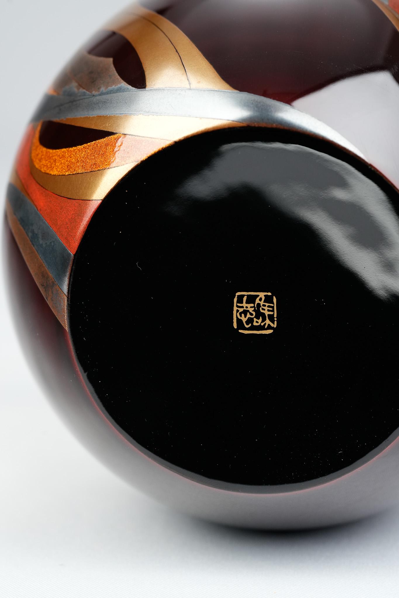 Vase en laque de Wajima de la période Showa avec Maki-e en or et en argent par Inami Tadashi Excellent état - En vente à Taichung, TW