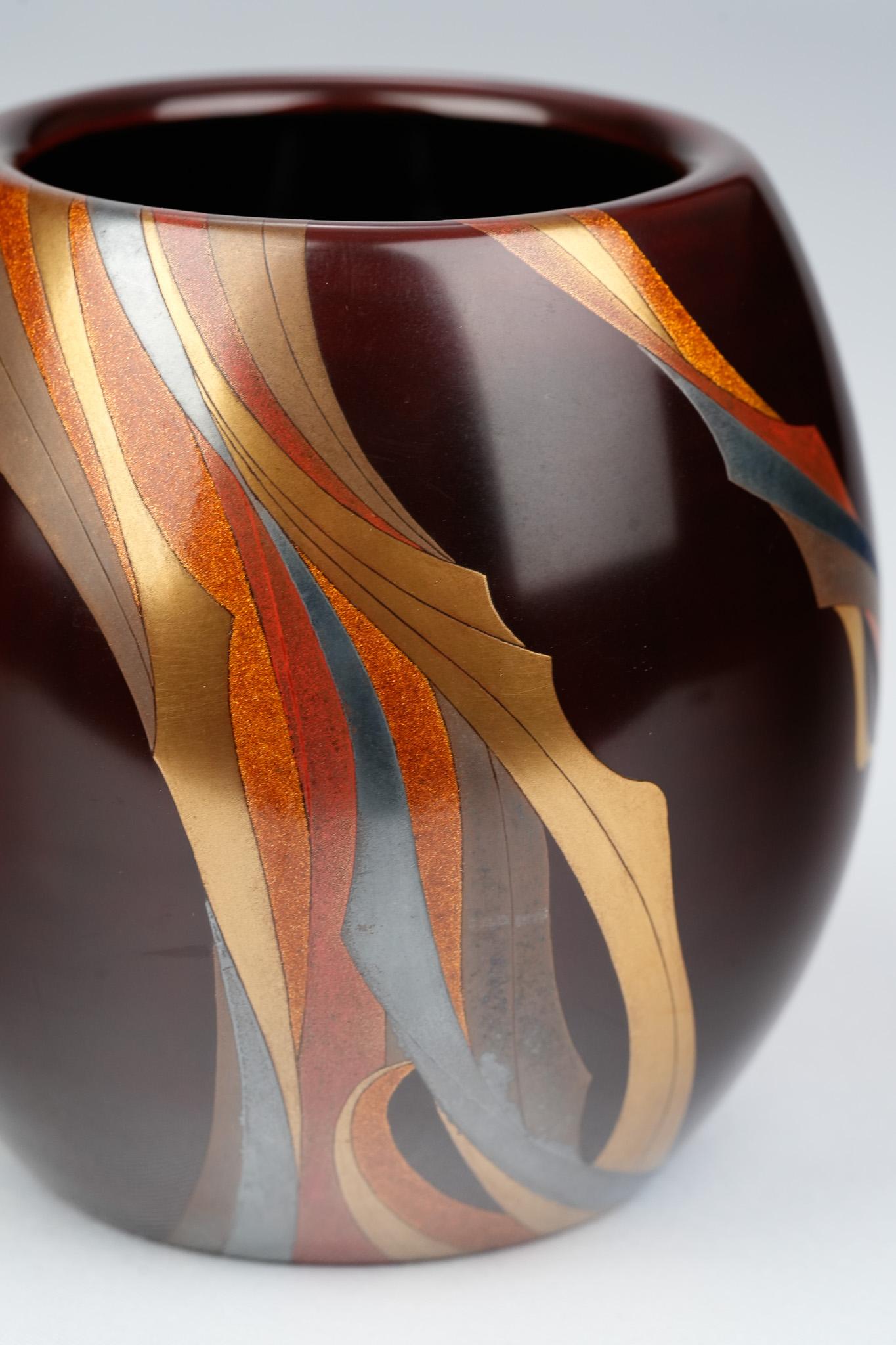 20ième siècle Vase en laque de Wajima de la période Showa avec Maki-e en or et en argent par Inami Tadashi en vente