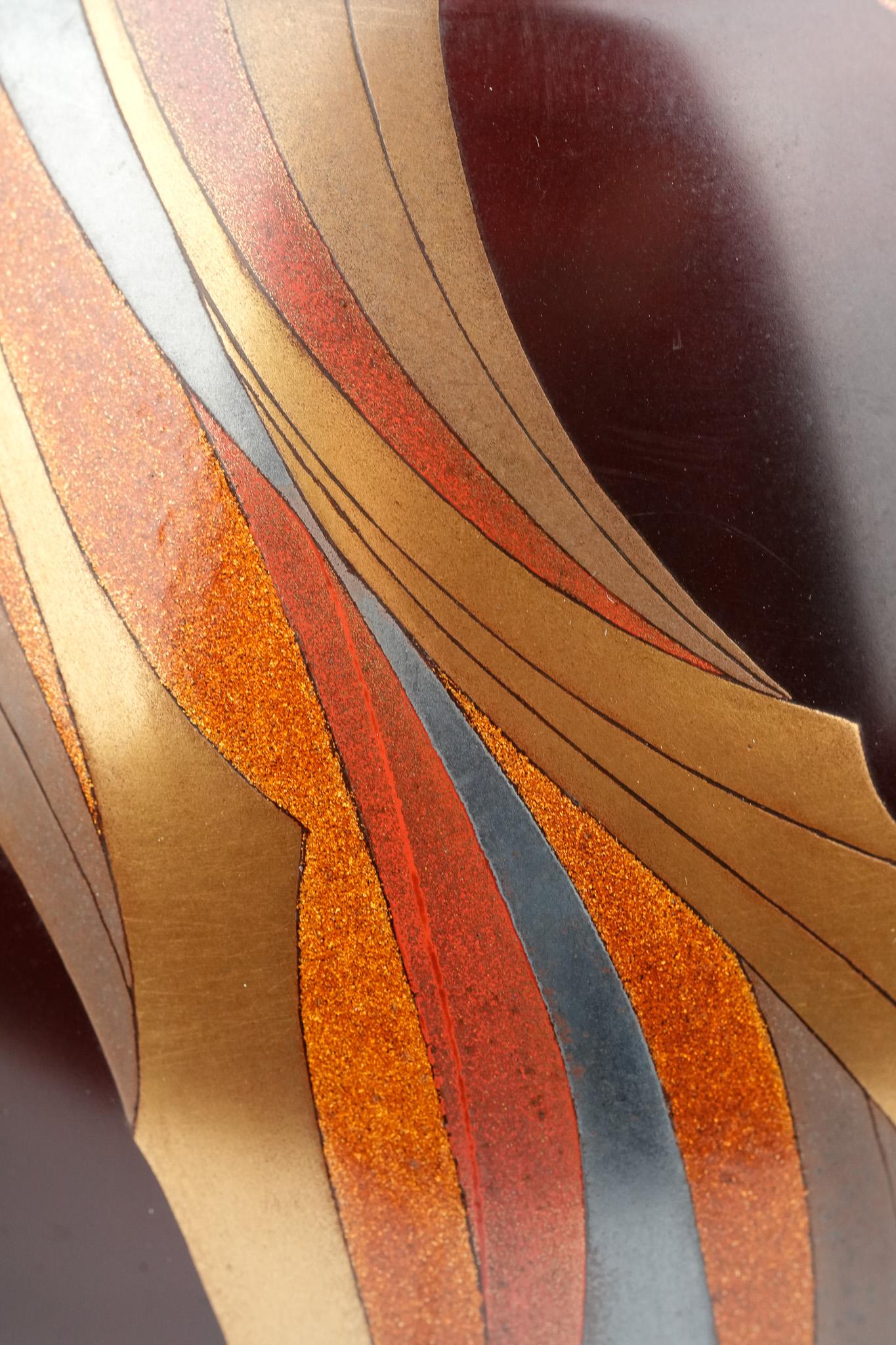 Bois Vase en laque de Wajima de la période Showa avec Maki-e en or et en argent par Inami Tadashi en vente