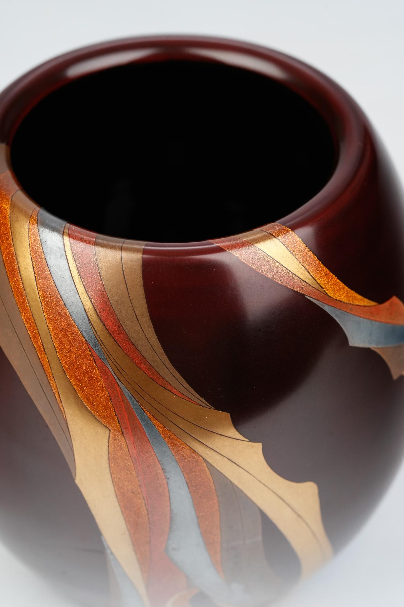 Vase en laque de Wajima de la période Showa avec Maki-e en or et en argent par Inami Tadashi en vente 1