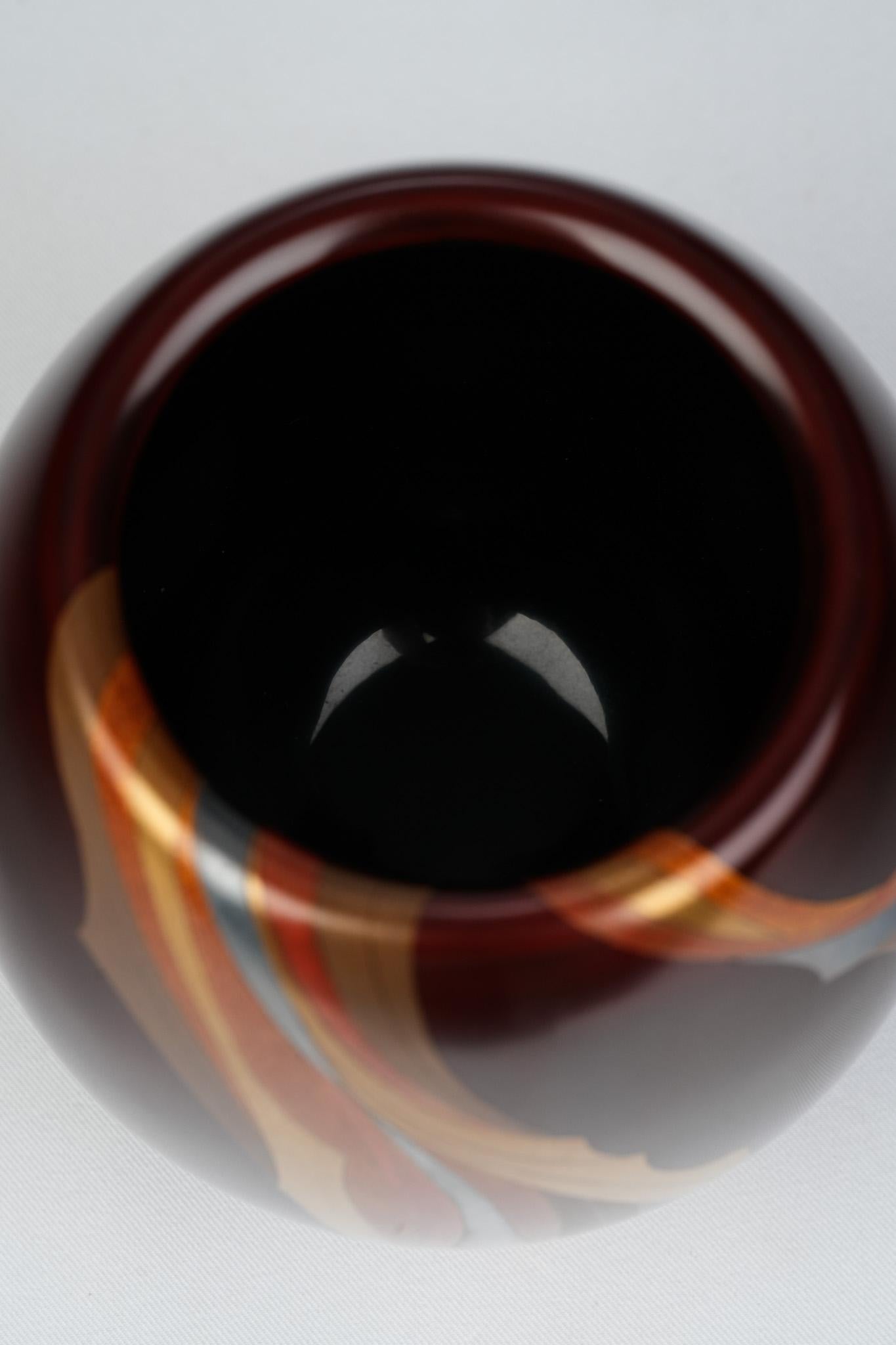 Vase en laque de Wajima de la période Showa avec Maki-e en or et en argent par Inami Tadashi en vente 2