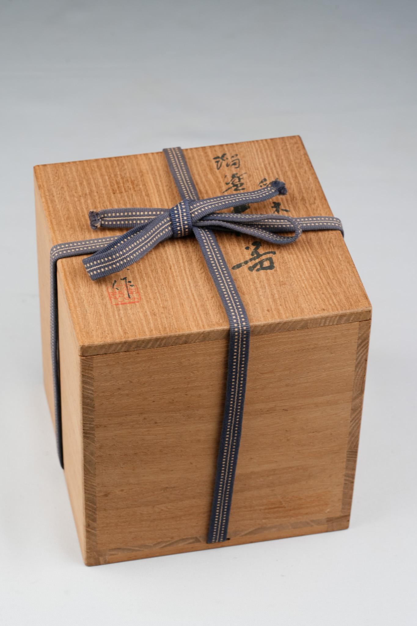 Vase en laque de Wajima de la période Showa avec Maki-e en or et en argent par Inami Tadashi en vente 3