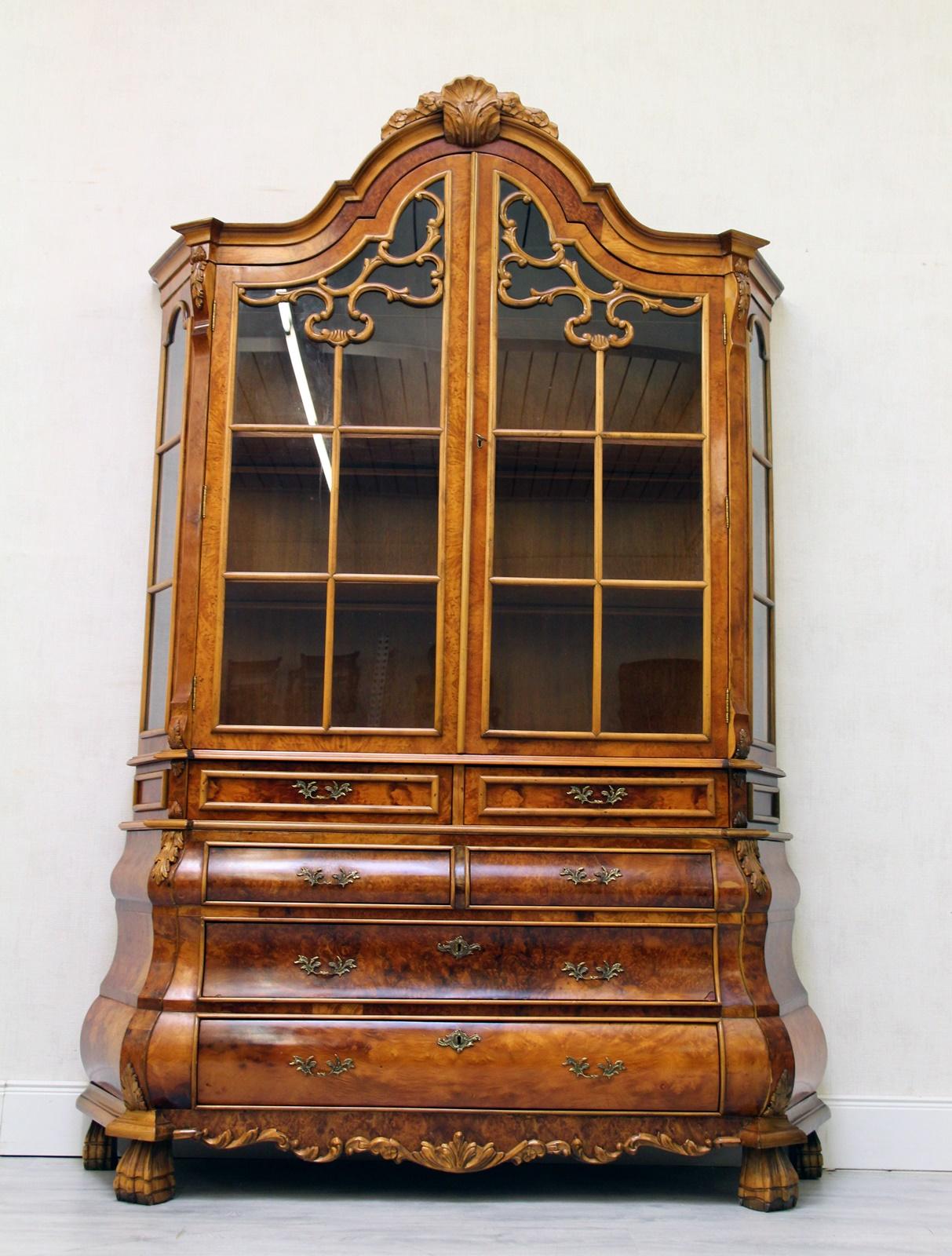 English display case made of solid walnut wood
Condition: The showcase is in good condition and still has the charm of the 