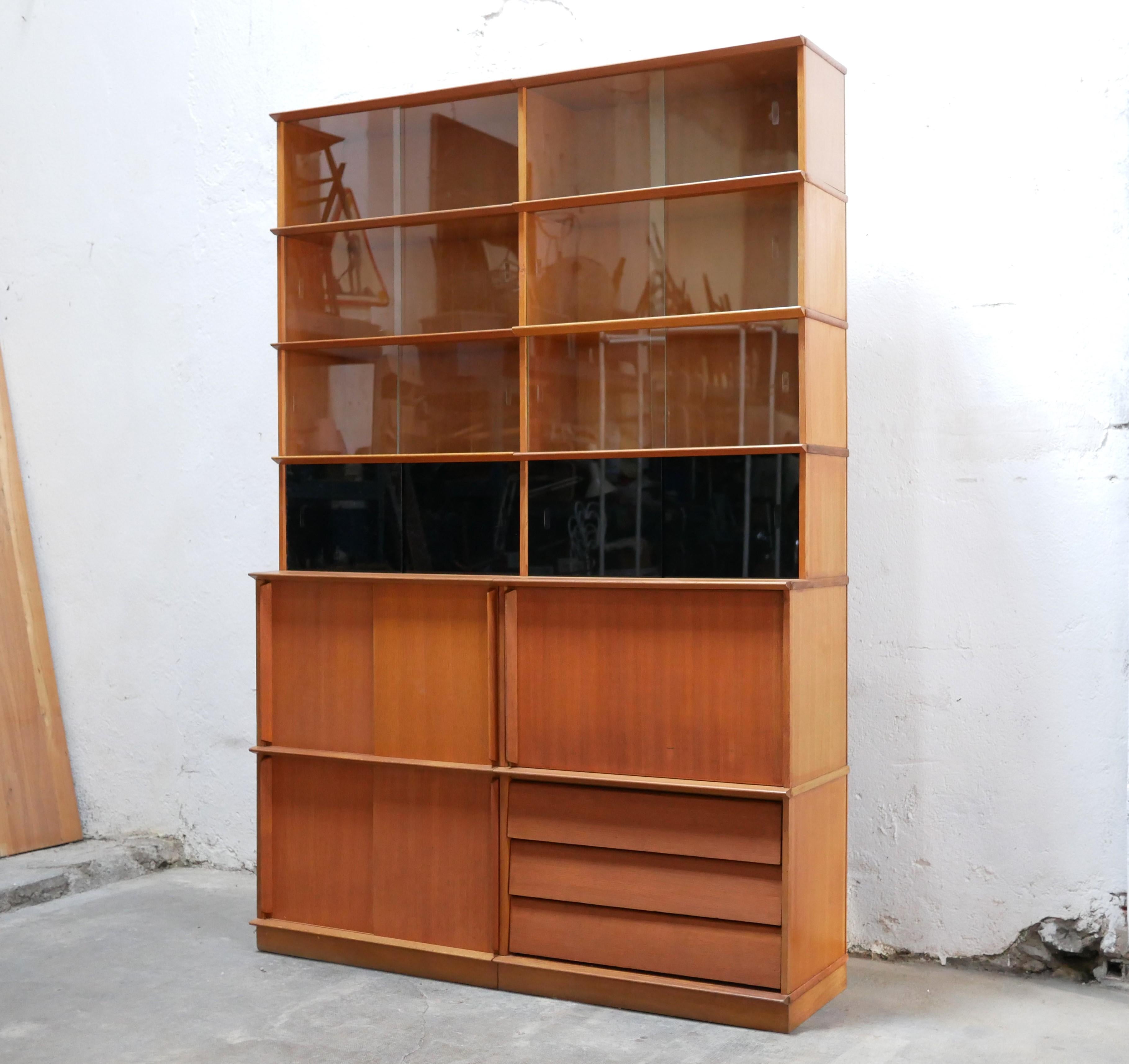 Showcase bookcase designed by designer Didier Rozaffy for Meubles Oscar in the 1950s.

Modular and fully removable system. For its ingenuity, this system was rewarded in 1954 during the 10th Milan Triennale, exhibition of Decorative Arts and Modern