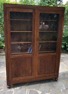 Bibliothèque d'exposition à deux portes en châtaignier massif italien