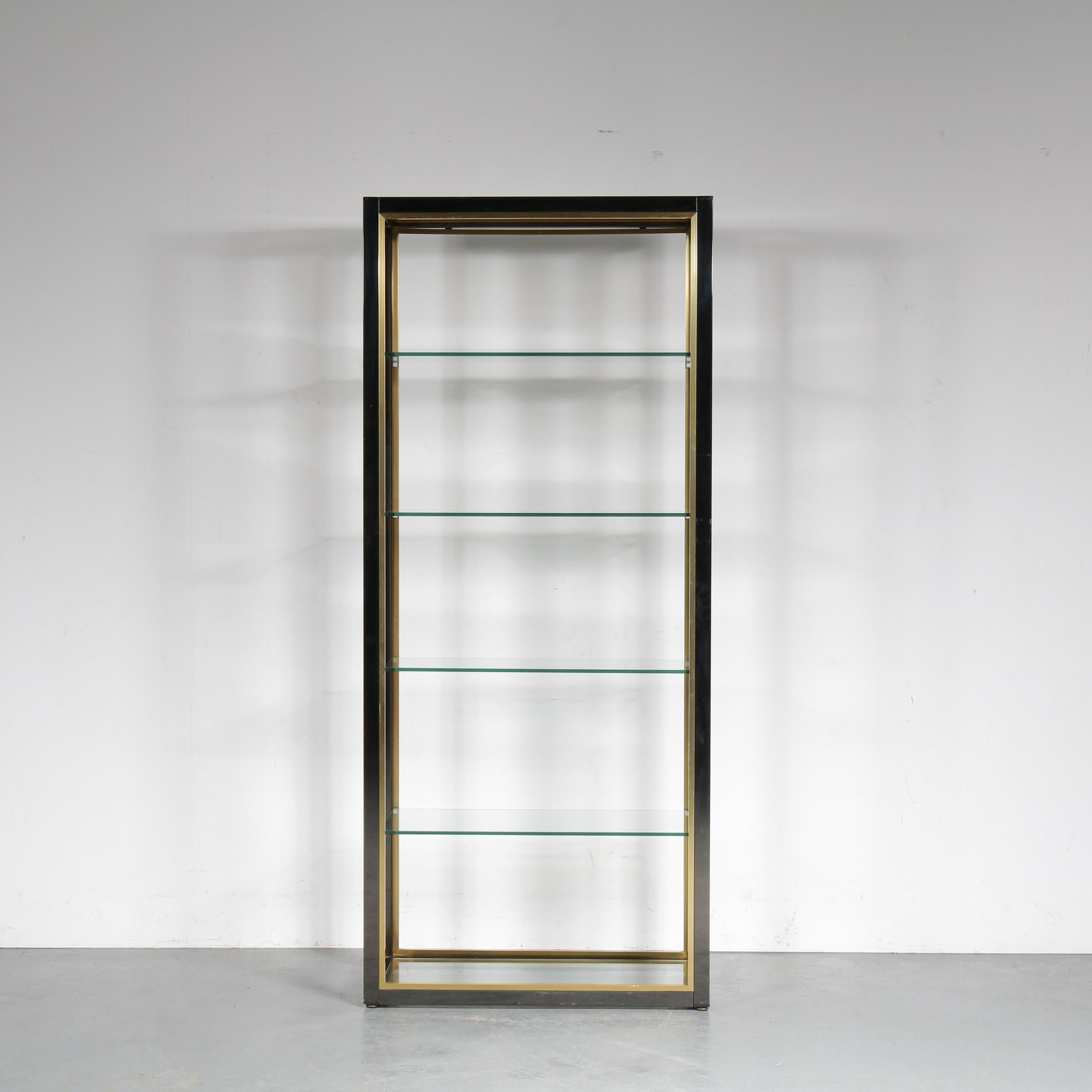 A beautiful showcase cabinet in eye-catching geometric style, manufactured by Belgo Chrom in Belgium around 1970.

It is beautifully made of high quality brass and black chrome plated metal. The rectangular shapes give it a modern style. The shelves