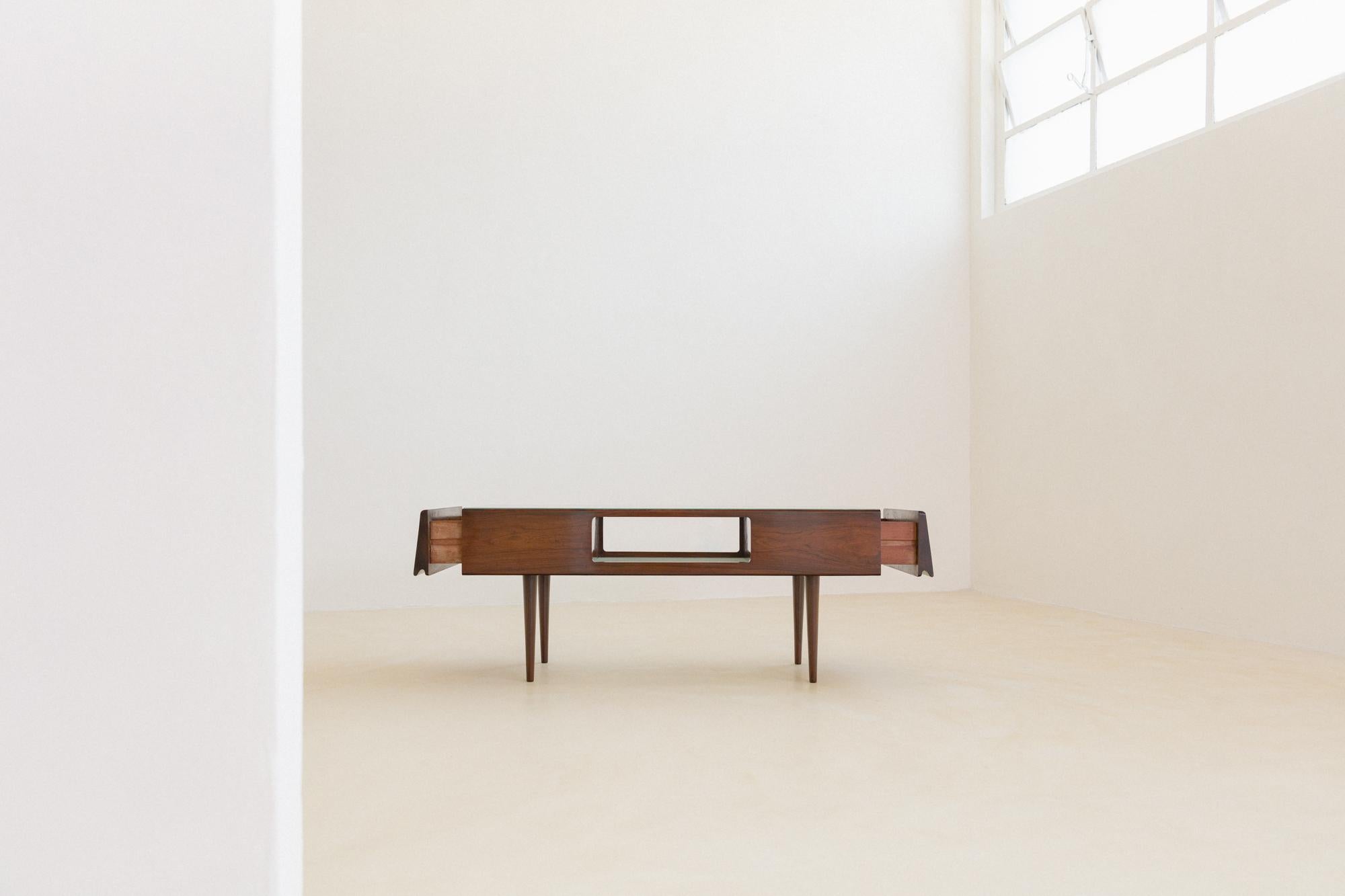 Cette table basse en bois de rose a été conçue par Martin Eisler (1913-1977) pour Forma S.A. Móveis e Objetos de Arte. Cette pièce fait référence à une typologie de mobilier courante au milieu du siècle et très produite par Forma : la table