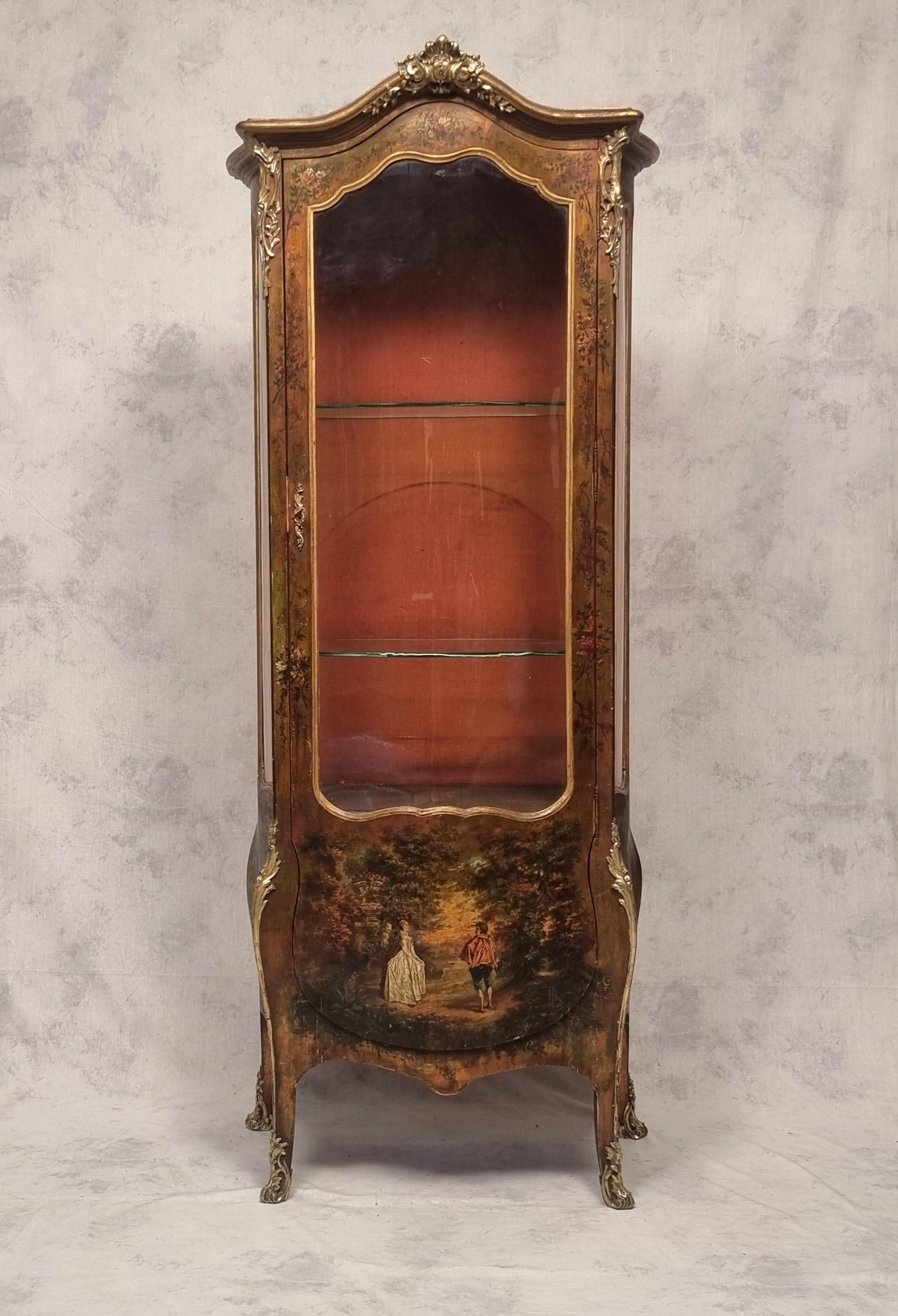 Late 19th century Louis XV style domed showcase in painted wood. It presents a magnificent gallant decor of a man and a woman meeting in an undergrowth. Floral ornaments are visible on the entire showcase, which is entirely covered with fine quality