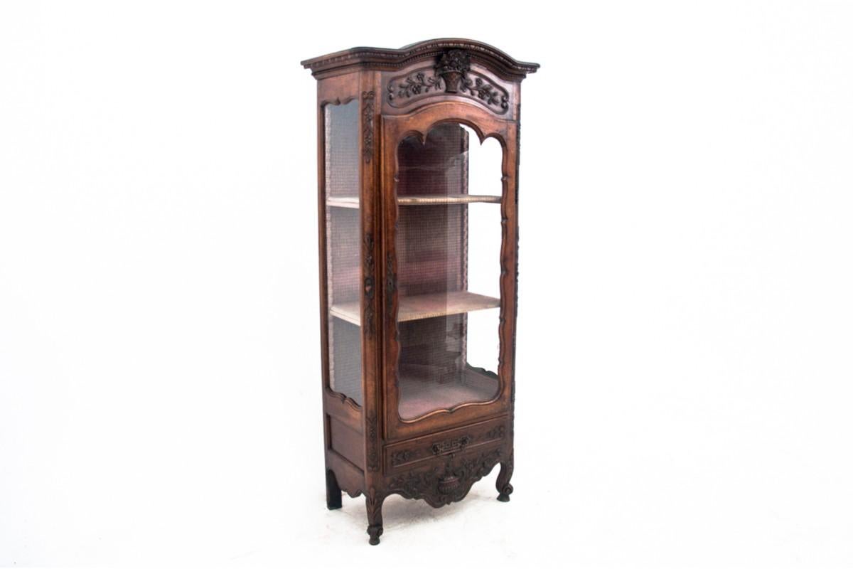 Showcase, France, circa 1890.

Very good condition.

dimensions: height 196 cm, width 85 cm
