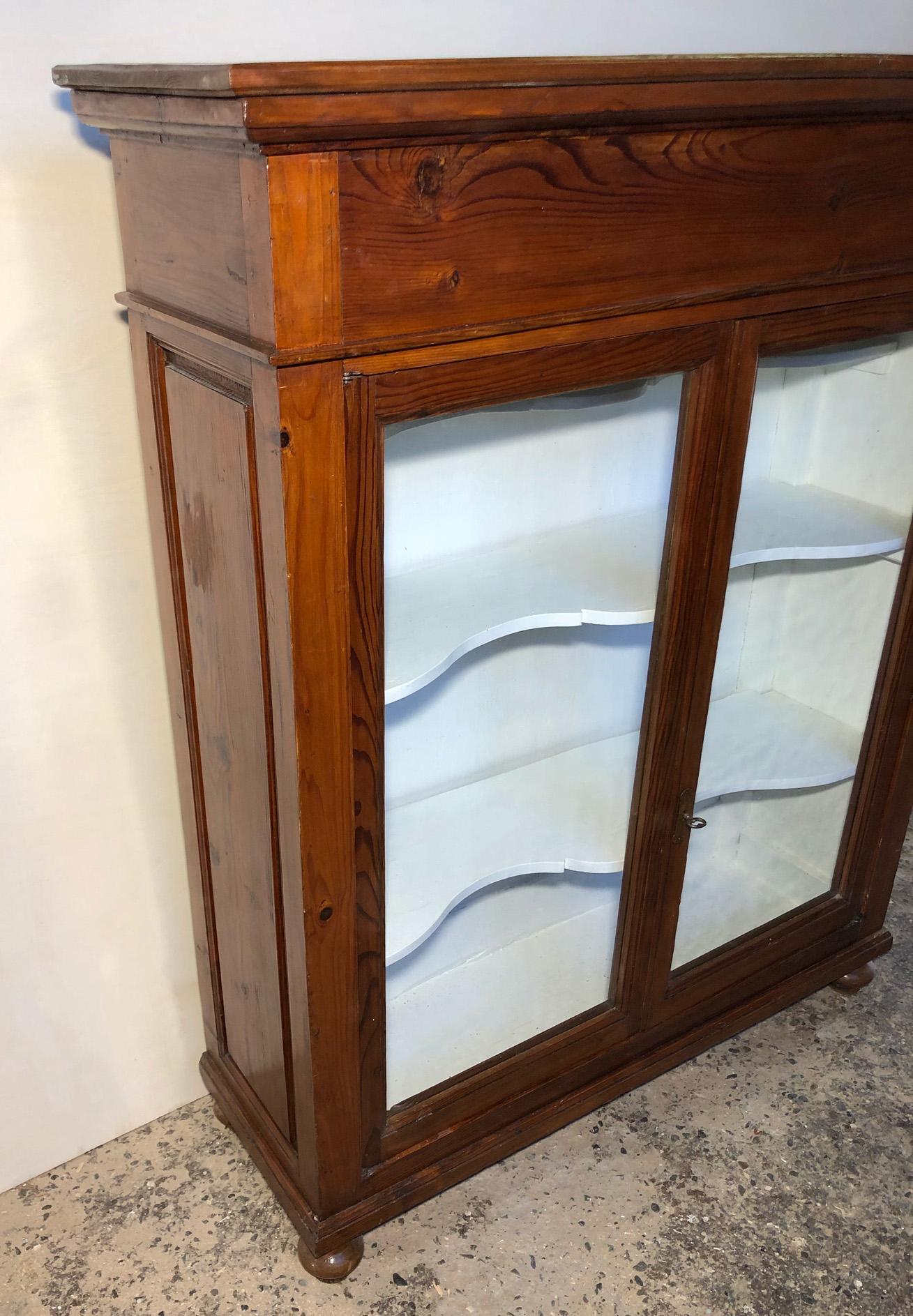 Showcase from 1880 in Italian larch, internal part color white, with three internal shelves
Original paint.
They will be delivered in a specific wooden case for export, packed in bubble wrap.
Comes from an old country house in the Chianti area of
