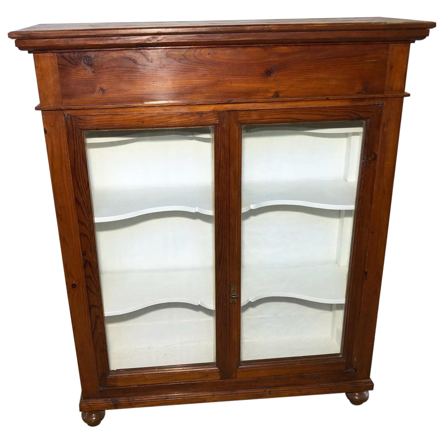 Showcase  in Italian Larch, Internal Part Color White, Three Shelves