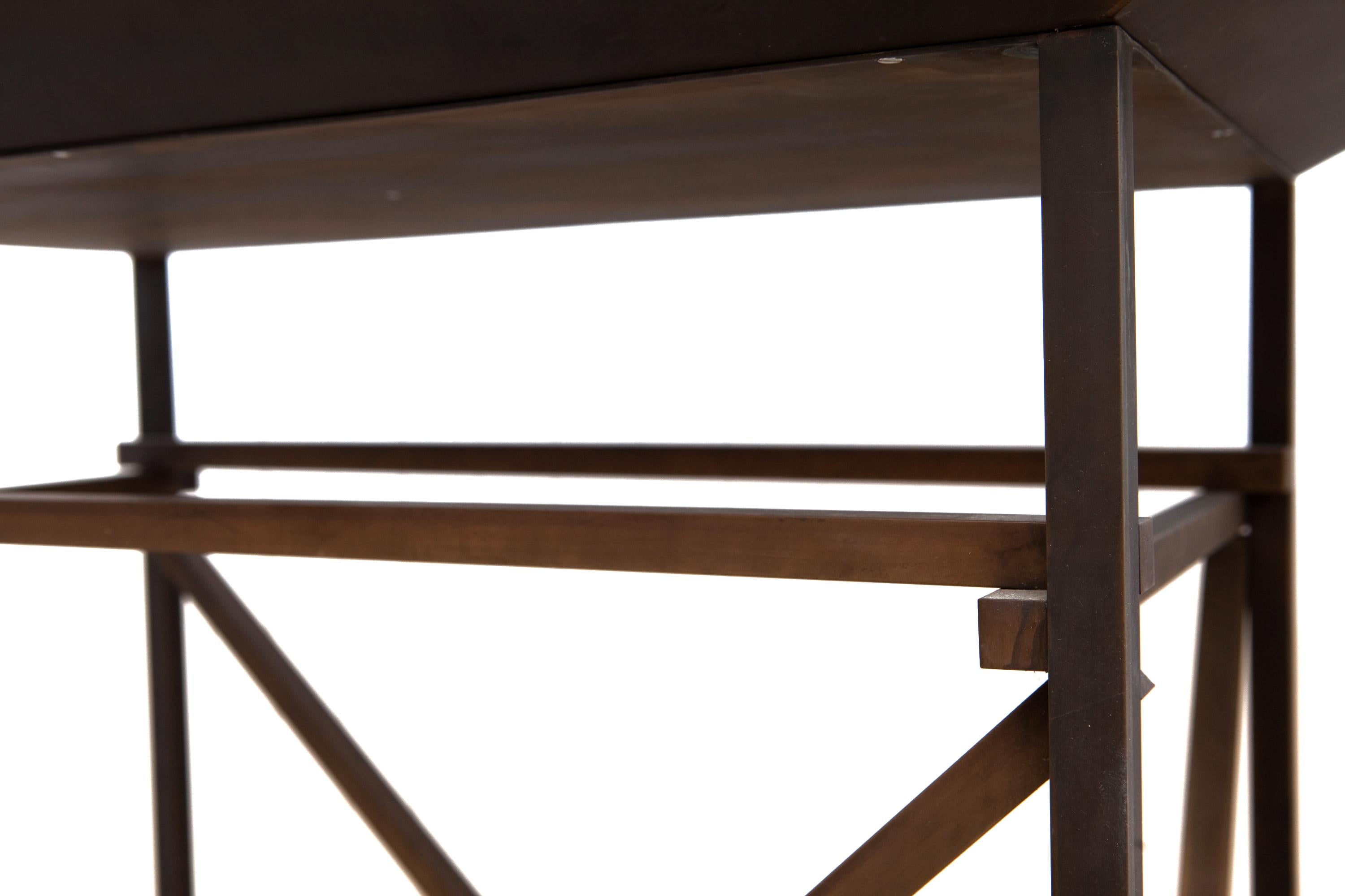 Moderno Vetrina in ottone e vetro con LED in vendita