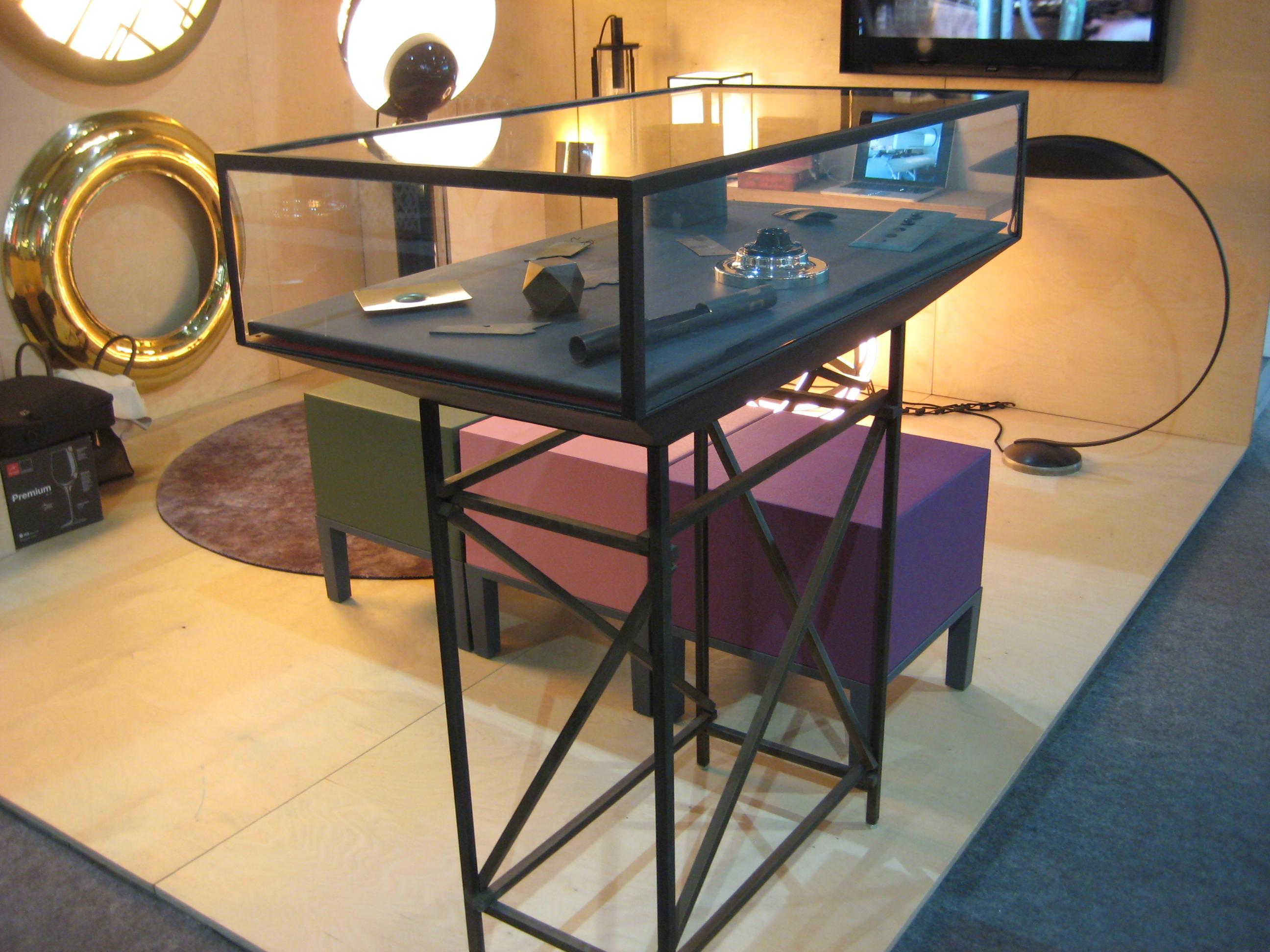 Belga Vetrina in ottone e vetro con LED in vendita