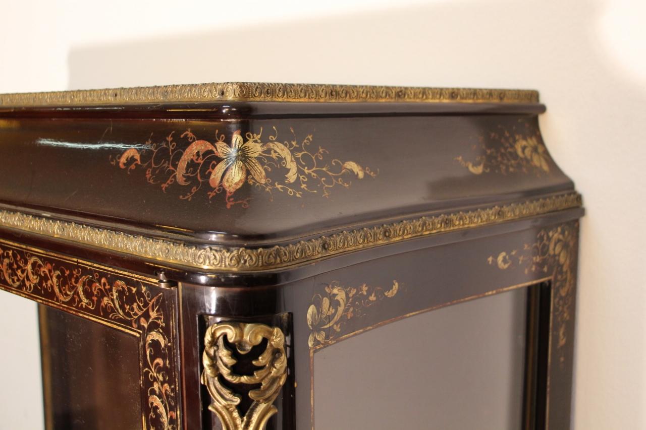 Napoleon III period showcase, completely lacquered with Japanese decoration, in very good condition, usual wear on the gilding of the lacquer It has a glass shelf in the window part but it can accommodate several signed on a copper plate inside the