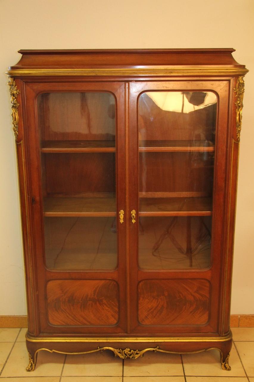 Showcase mahogany and mahogany veneer nineteenth time and gilded bronze, in very good condition, stamped on the back of the furniture, beautiful furniture quality Faubourg st Antoine bets Antoine Krieger, cabinetmaker, practice with his brother