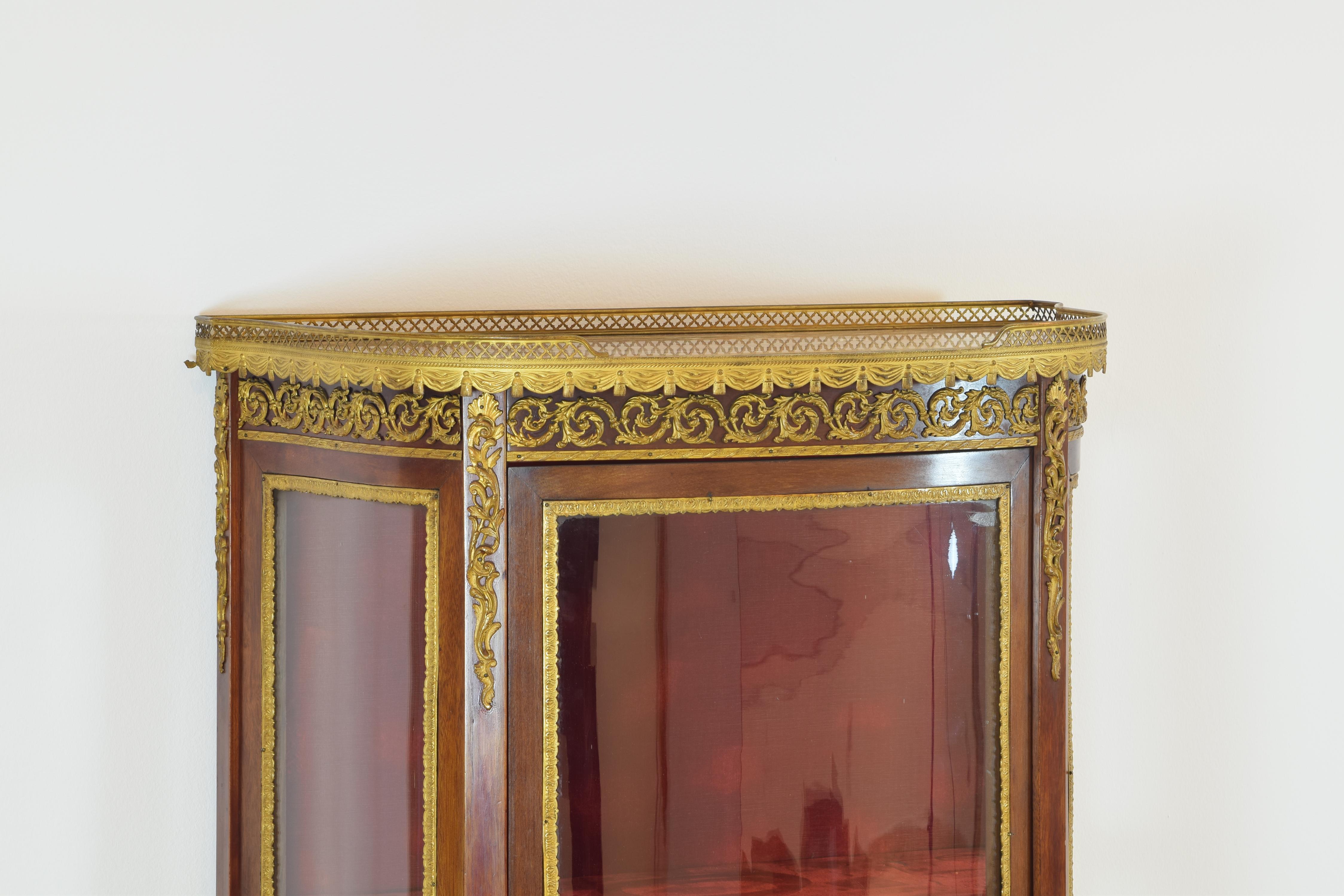Showcase, France, 19th century.
Clear glass, mahogany wood, gold metal, marble.
Showcase with front and sides with transparent glass sheets that opens with a key on the front panel and has two shelves inside, creating three spaces in this