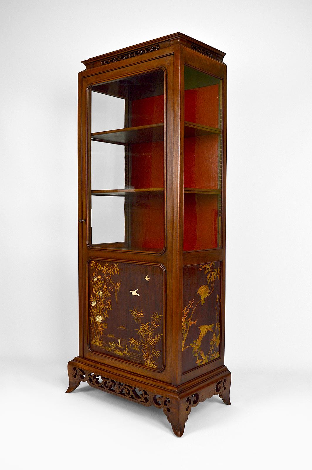 Superb walnut vitrine / showcase with 3 beautiful lacquered panels inlaid with depicting animal and plant scenes: there is a pond, flowers, foliage and various birds, cranes, waders.

The 2 shelves are modular.
The bottom of the showcase is covered