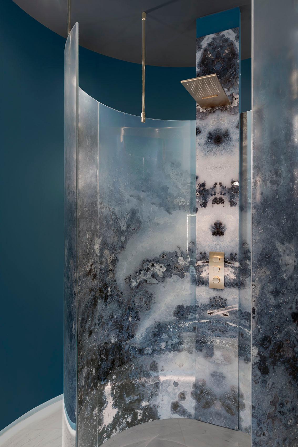 SICIS, the undisputed master of the art of mosaic and 
surfaces, is revolutionising bathroom furnishings with 
an extraordinary collection that redefines the concept of 
luxury and functionality. At the heart of this new proposal 
is Vetrite, the