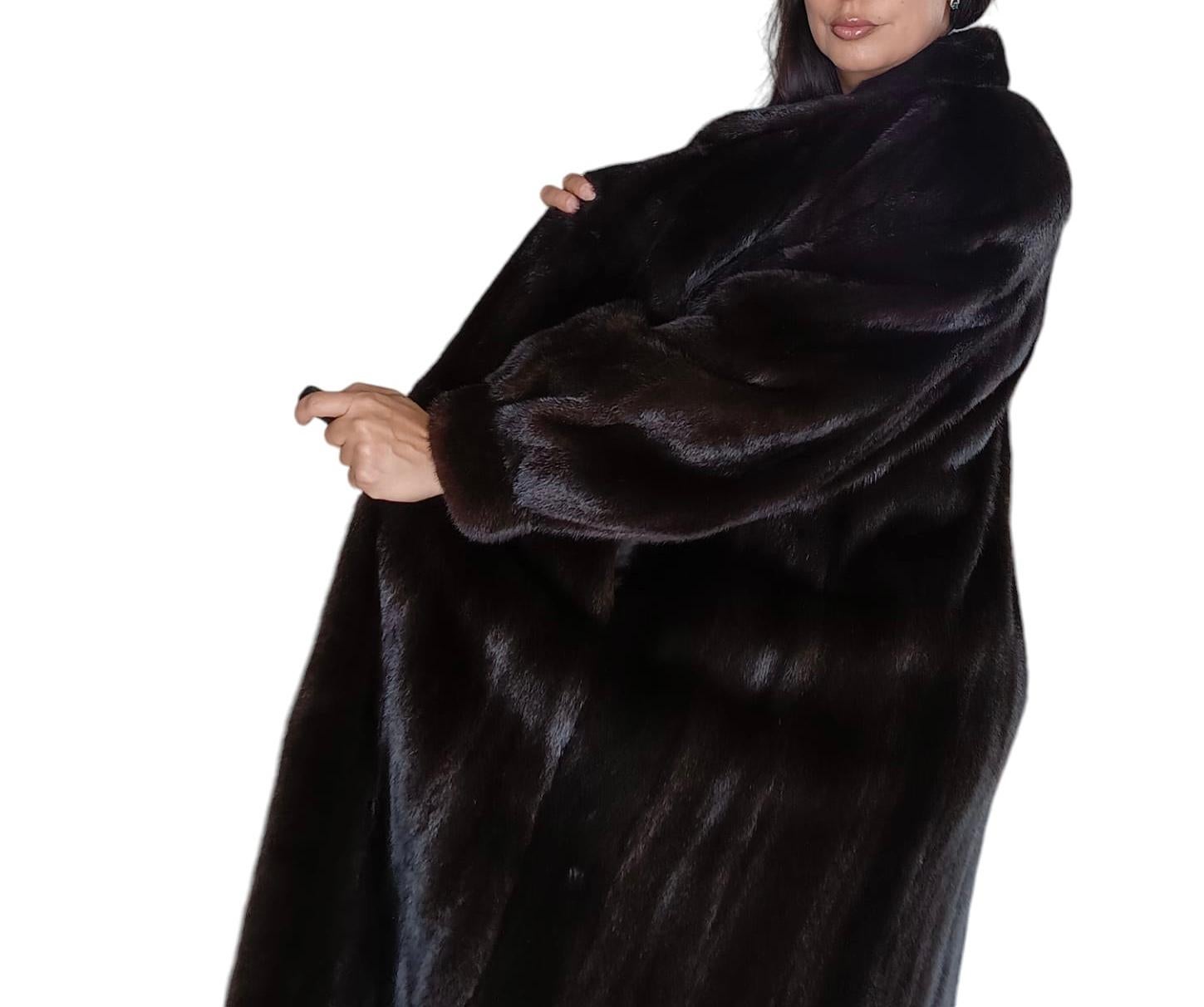 DESCRIZIONE DEL PRODOTTO:

Cappotto in pelliccia di visone Showroom Ranch (taglia 16 XL)

Condizione: Nuovo

Chiusura: ganci e occhielli

Colore: Ranch

Materiale: Visone di alta qualità 

Tipo di capo: cappotto lungo

Maniche: grandi con
