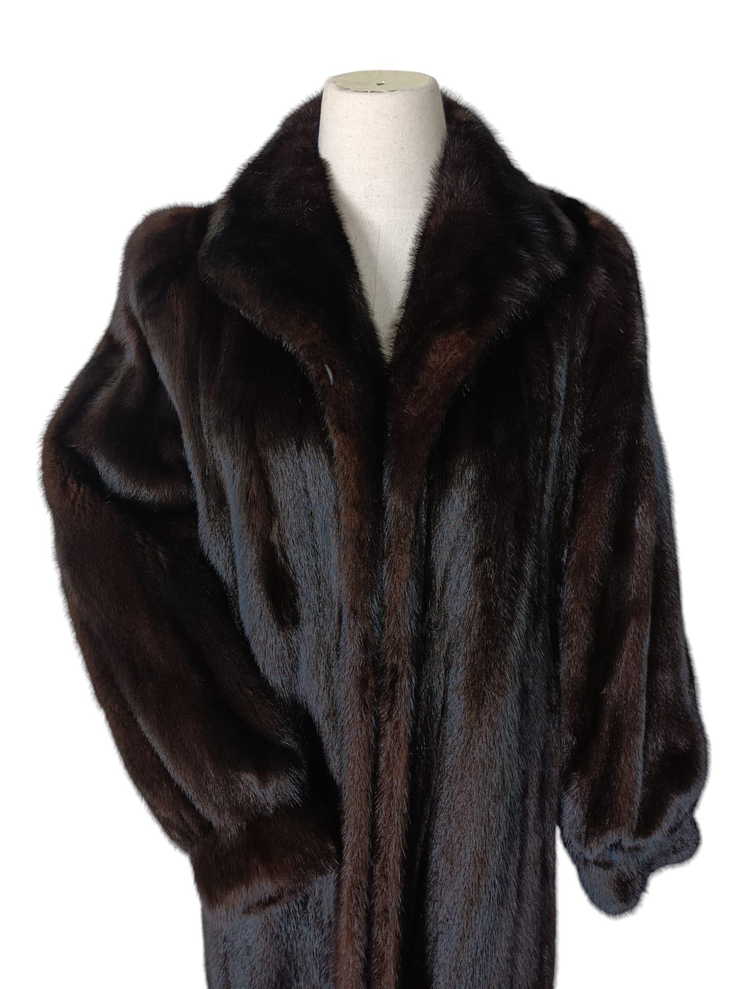 DESCRIZIONE DEL PRODOTTO:

Cappotto in pelliccia di visone Showroom Ranch (taglia 12 M)

Condizione: Nuovo

Chiusura: ganci e occhielli

Colore: Ranch

Materiale: Visone di alta qualità 

Tipo di capo: cappotto lungo

Maniche: polsini a bracciale da