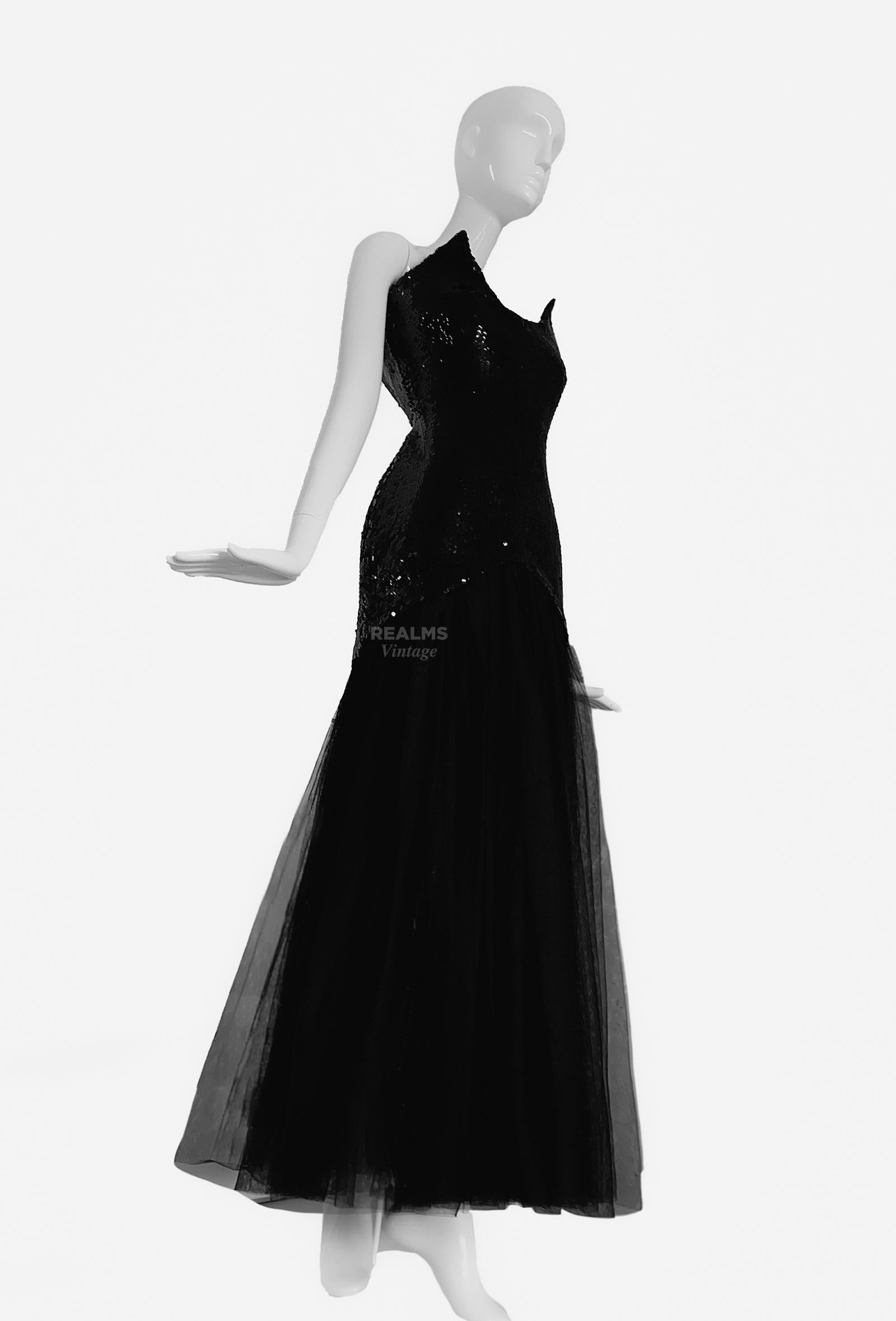 

S H O W S T O P P E R!

Ikonisches, extrem seltenes Thierry Mugler Haute Couture Abendkleid, 
Museumswürdiges Sammlerstück.

DRAMA PURE!

Das spektakulärste Abendkleid.  Ich gehe davon aus, dass dies aus der 'Hiver Russe' FW 1986 Collection'S