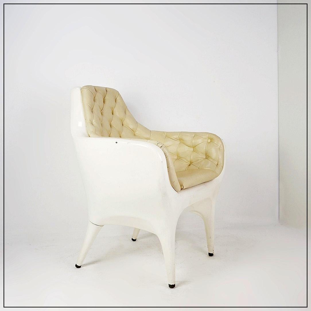 Sillón Showtime de Jaime Hayon para BD Barcelona Design
España - Contemporáneo
Medidas : 75cmX75cm H:95cm SH:45cm 
Materiales : Polietileno - Cuero 
Estructura de polietileno rotomoldeado lacado de alto brillo.
Revestimiento tapizado en