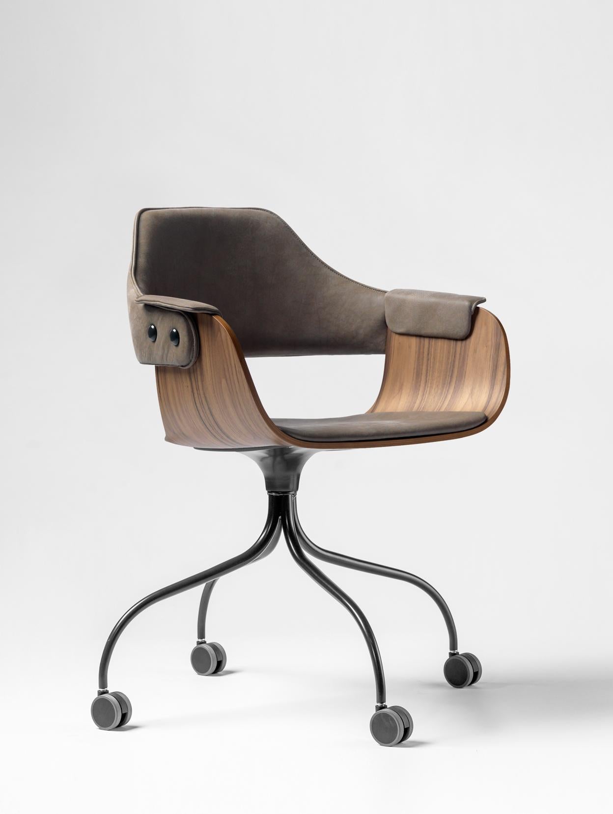 Upholstered desk chair in walnut and leather on casters.  (Moderne) im Angebot