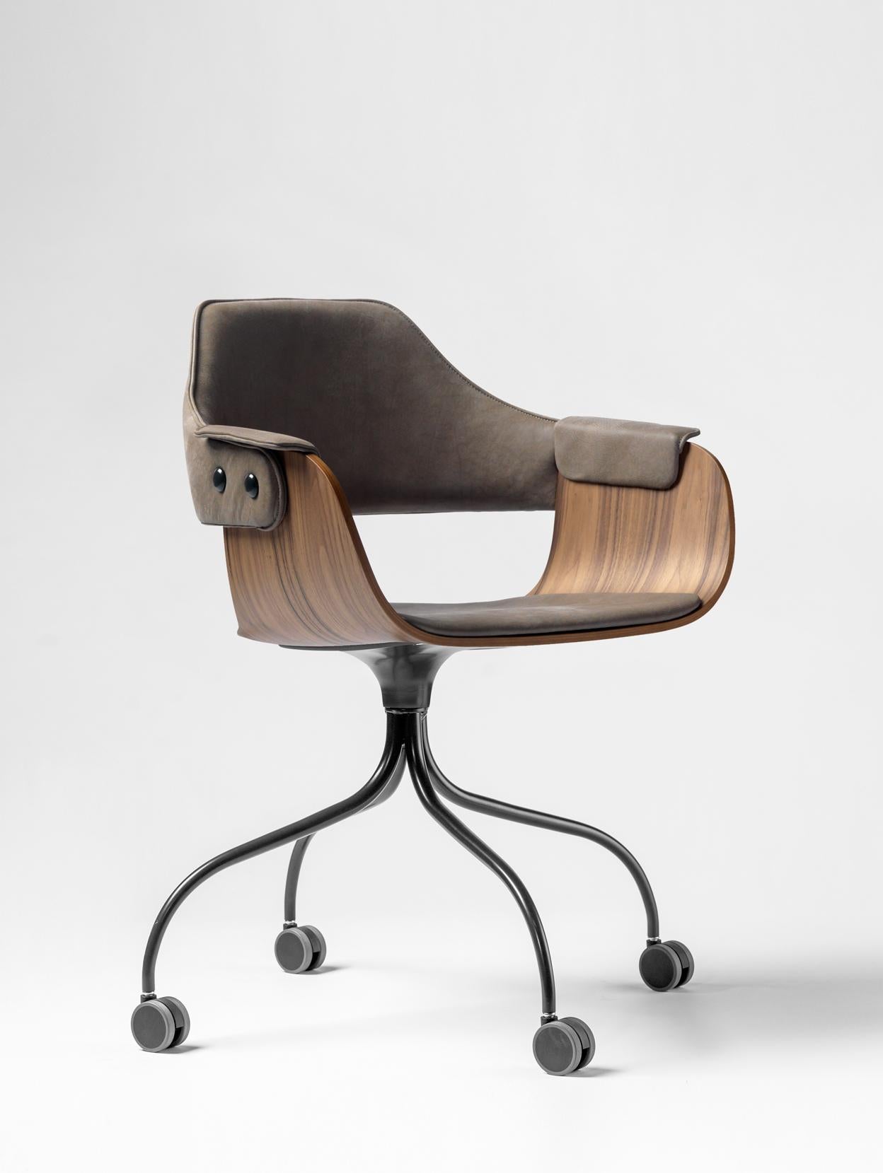 Espagnol Upholstered desk chair in walnut and leather on casters.  en vente