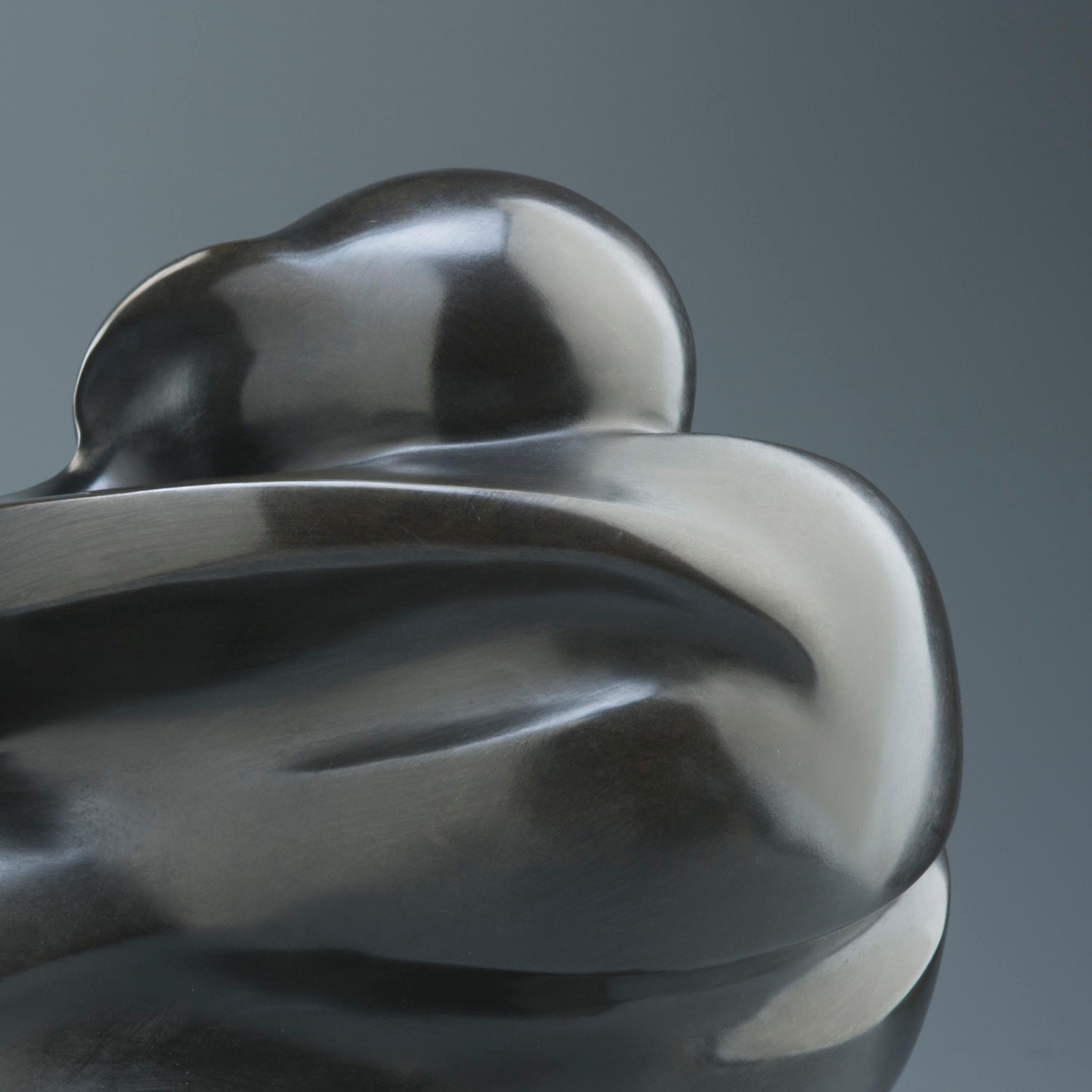 Equilibrio alcanzado - Figurative Sculpture Oro de Shray