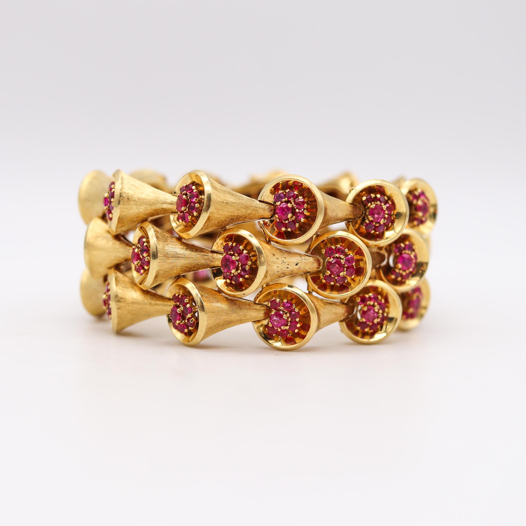 Flexible bracelet designed by Shreve & Co.

Beautiful bangle bracelet, created during the post war period by the jewelry retailers of Shreve & Co, back in the 1950's. This magnificent bracelet has been crafted in solid yellow gold of 18 karats and