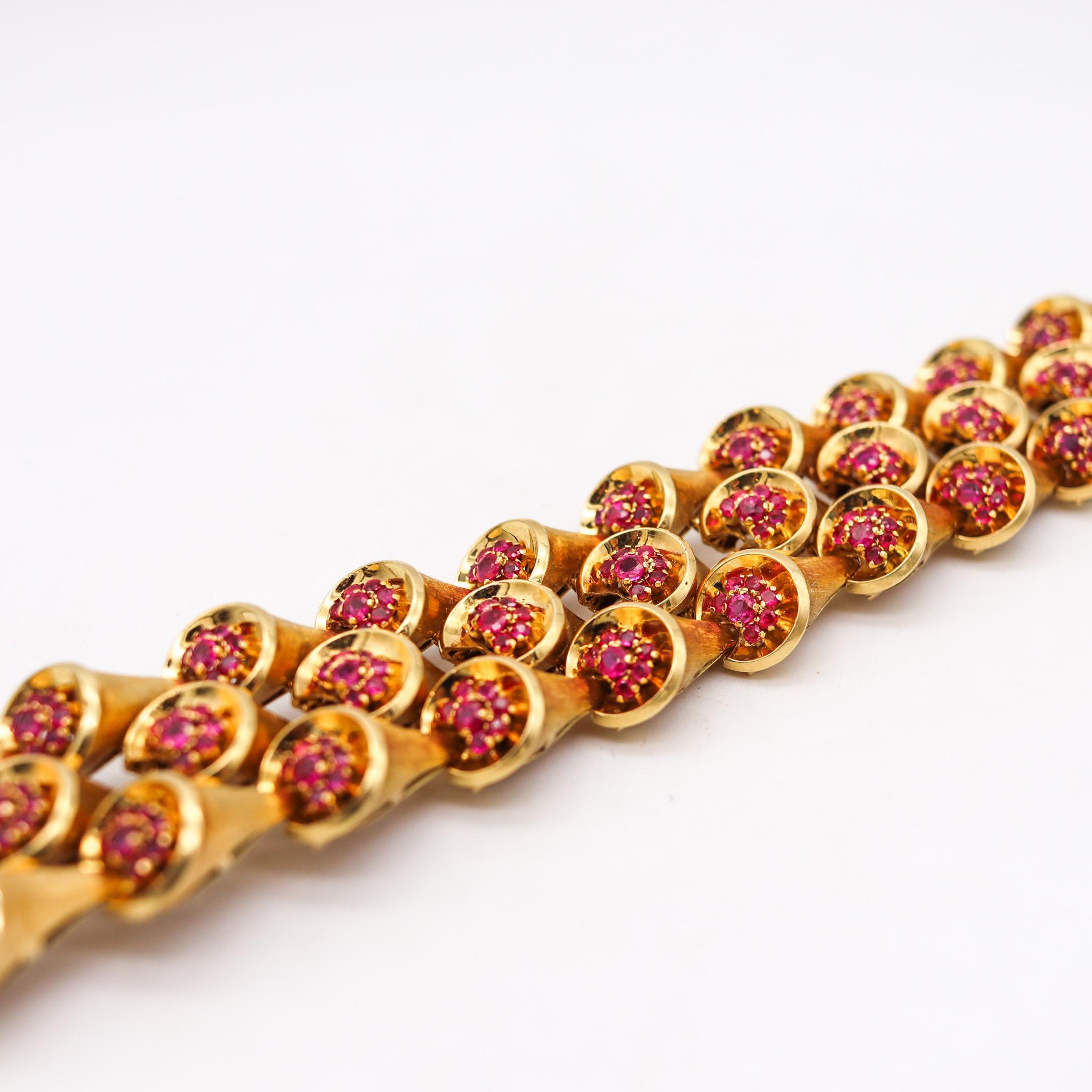 Modernist Shreve & Co. 1950 Bangle Bracelet in 18kt Gold with 14.85ct in Burmese Rubies For Sale