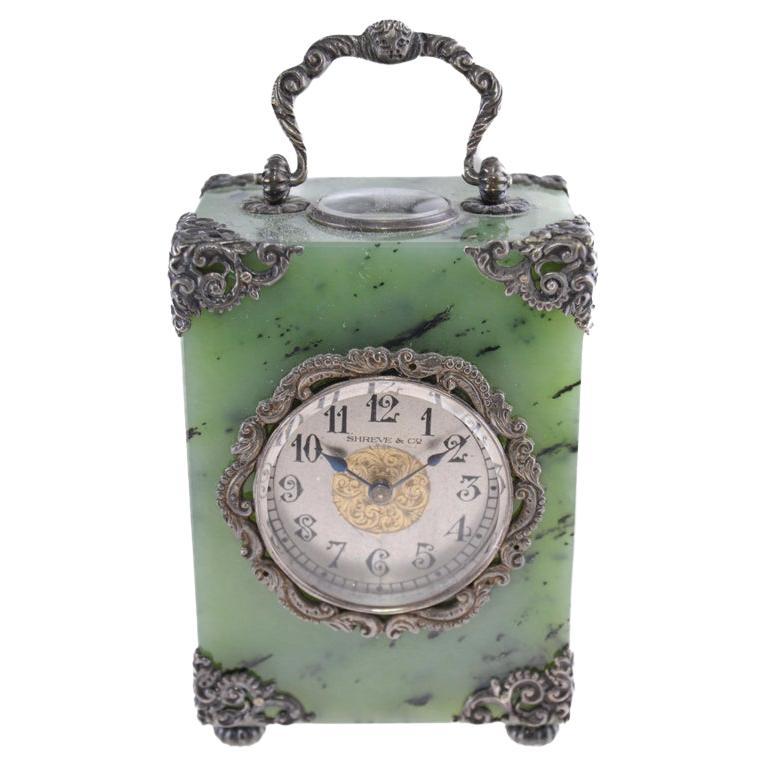 Horloge à chariot en jade Shreve & Co avec quincaillerie en argent sterling exposée, 1915