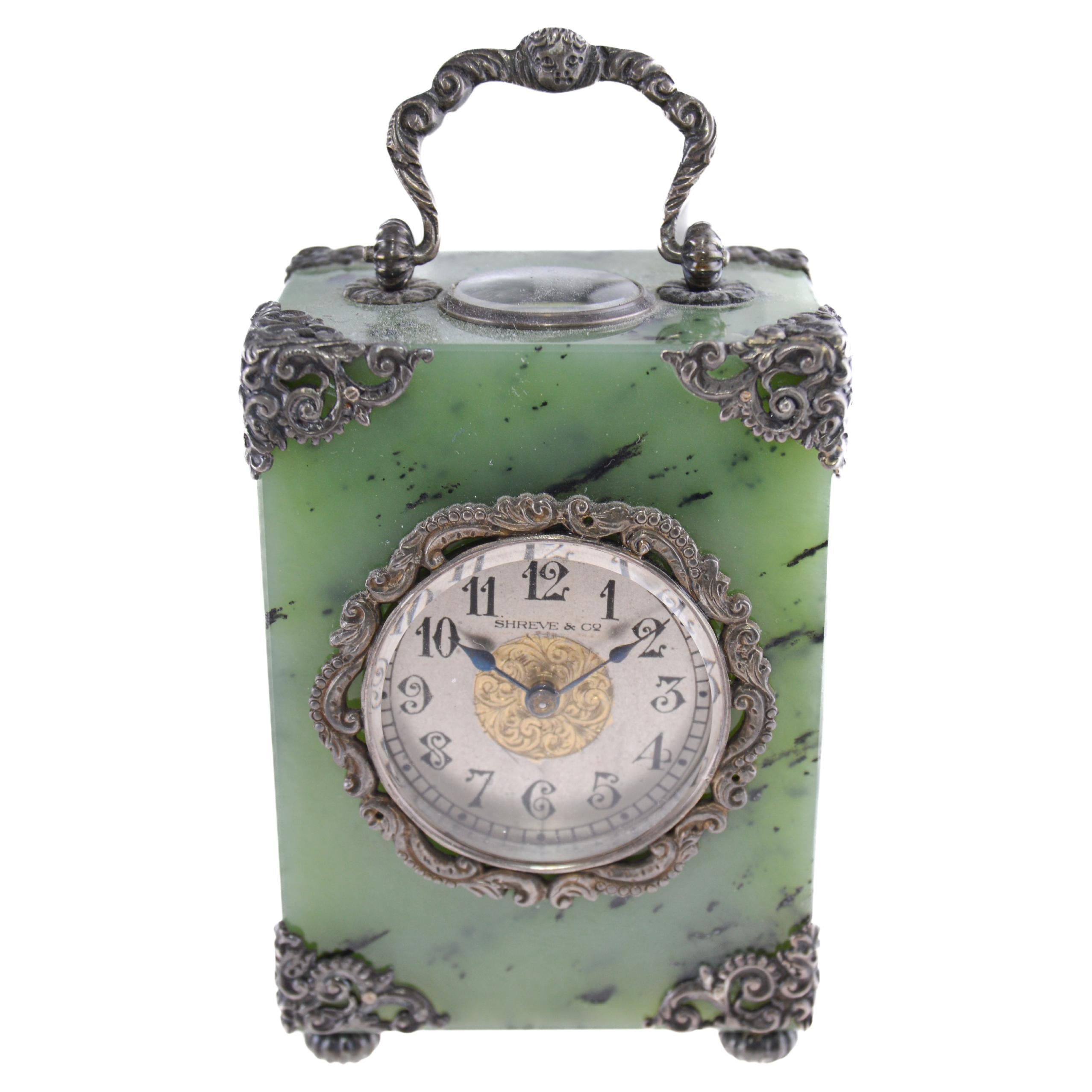 Horloge à chariot en jade Shreve & Co avec quincaillerie en argent sterling exposée, 1915