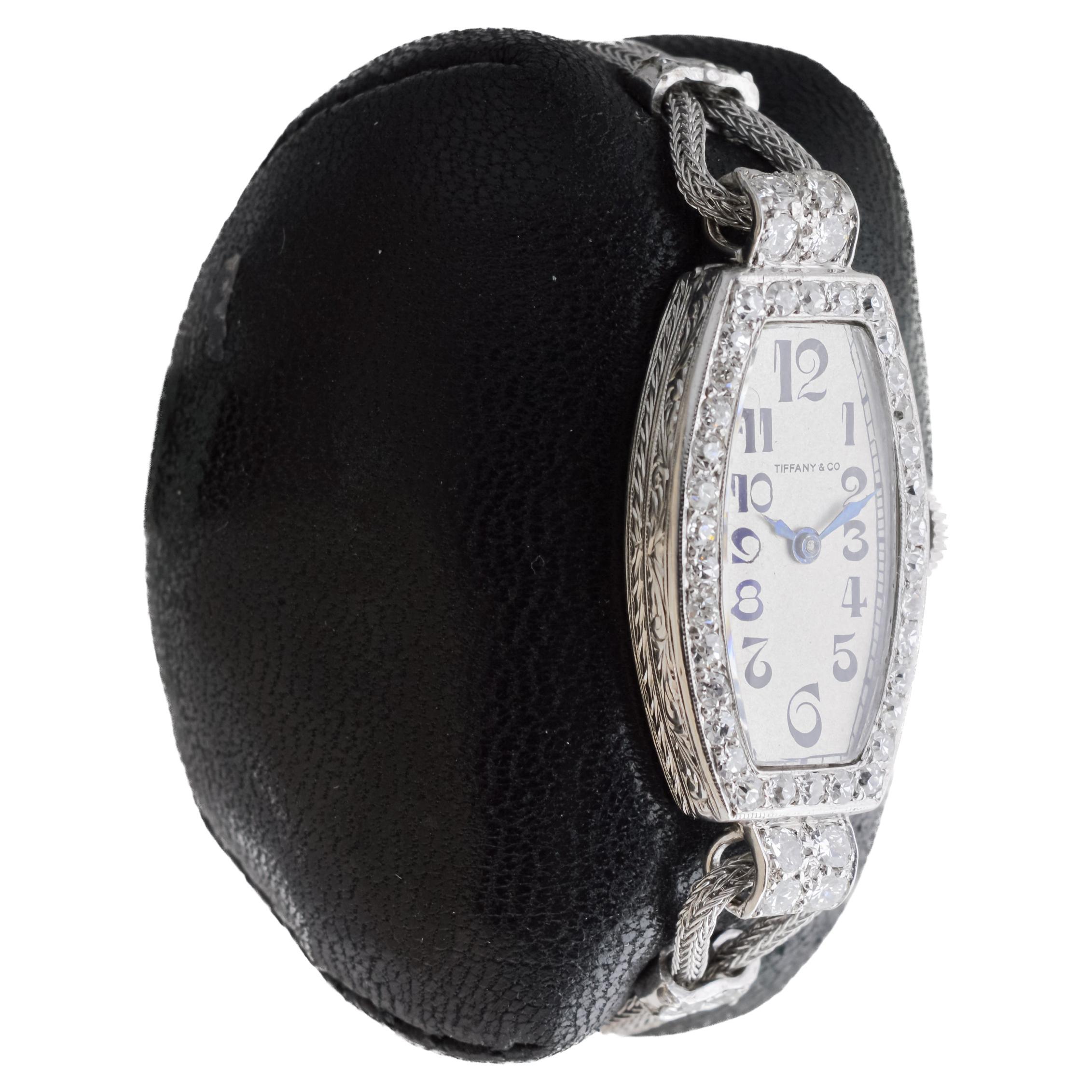 USINE / MAISON : Tiffany & Co.
STYLE / RÉFÉRENCE : Art Déco / Montre habillée
MÉTAL / MATÉRIAU : Platine et diamants
CIRCA / ANNÉE : années 1920
DIMENSIONS / TAILLE : Longueur 36mm X Largeur 16mm
MOUVEMENT / CALIBRE : Remontage manuel / 16 Jewell /