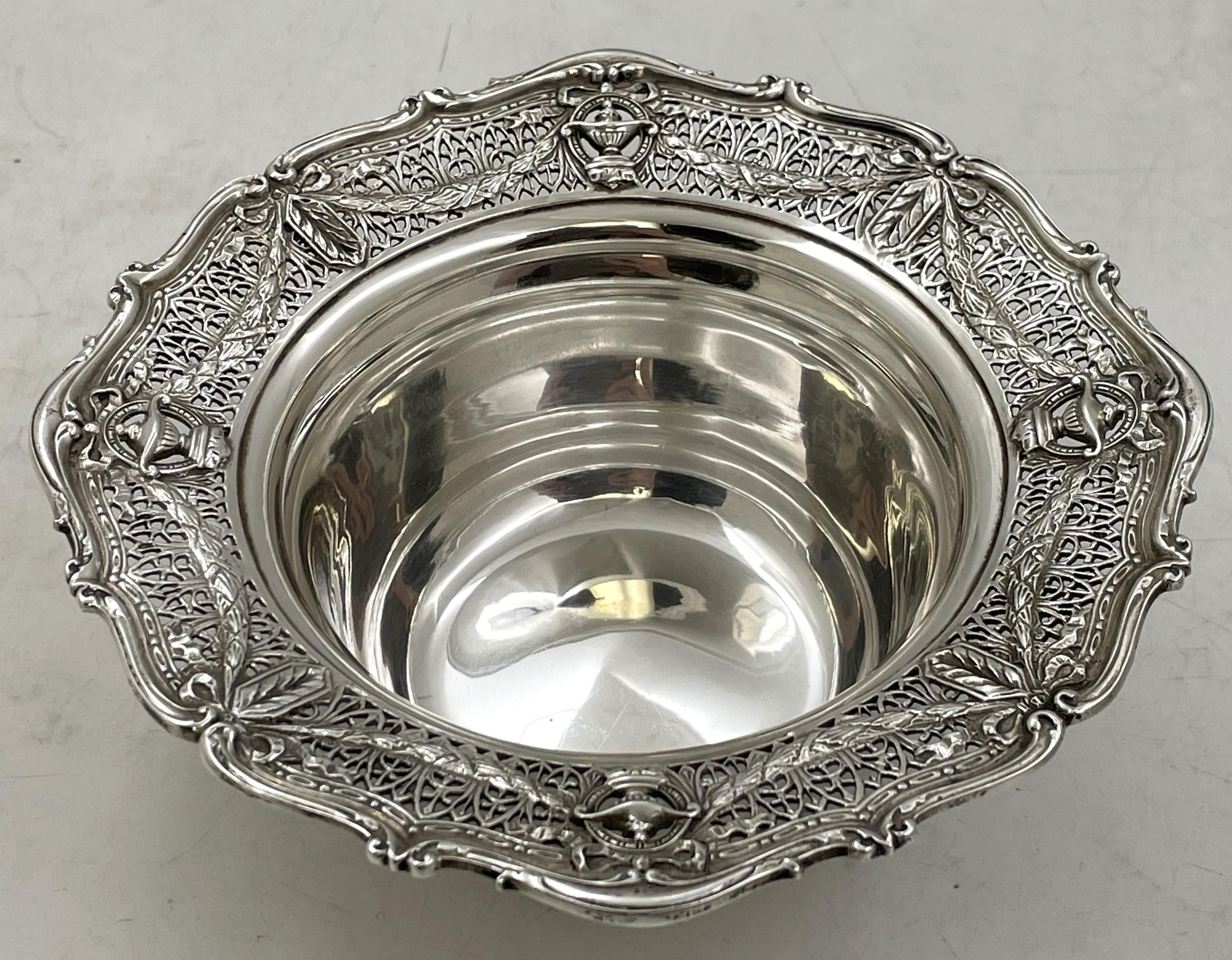 20ième siècle Shreve & Co. Ensemble de 12 bols à dessert en argent sterling à motif Adam en vente