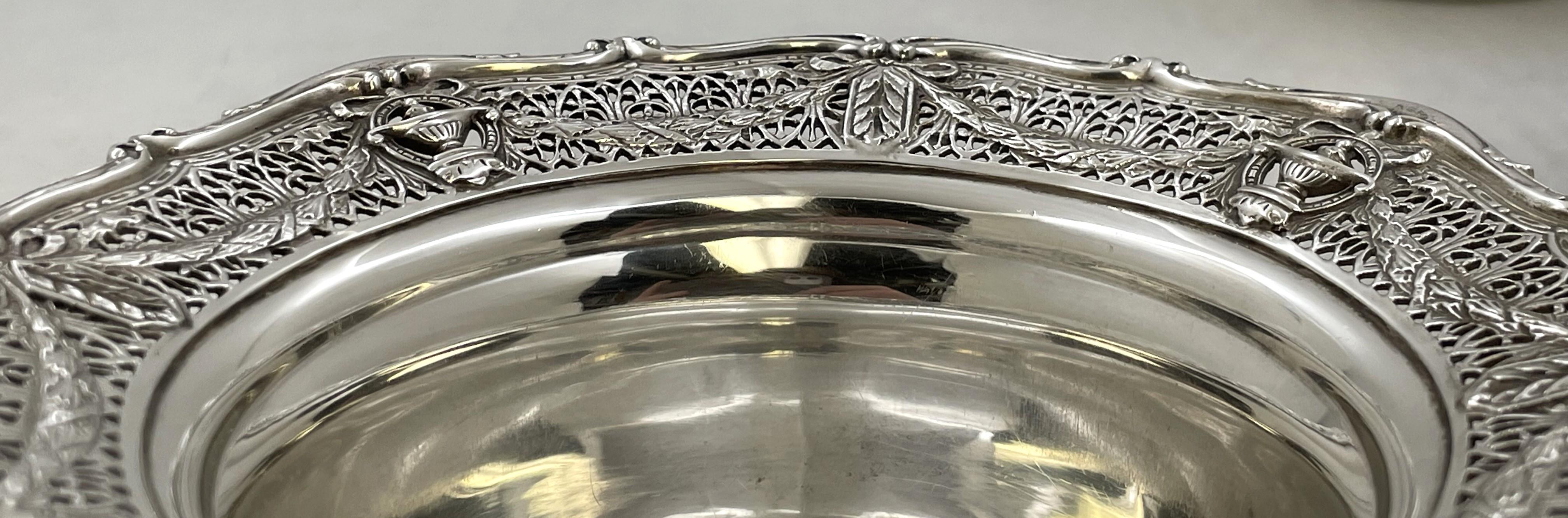 Shreve & Co. Ensemble de 12 bols à dessert en argent sterling à motif Adam en vente 1