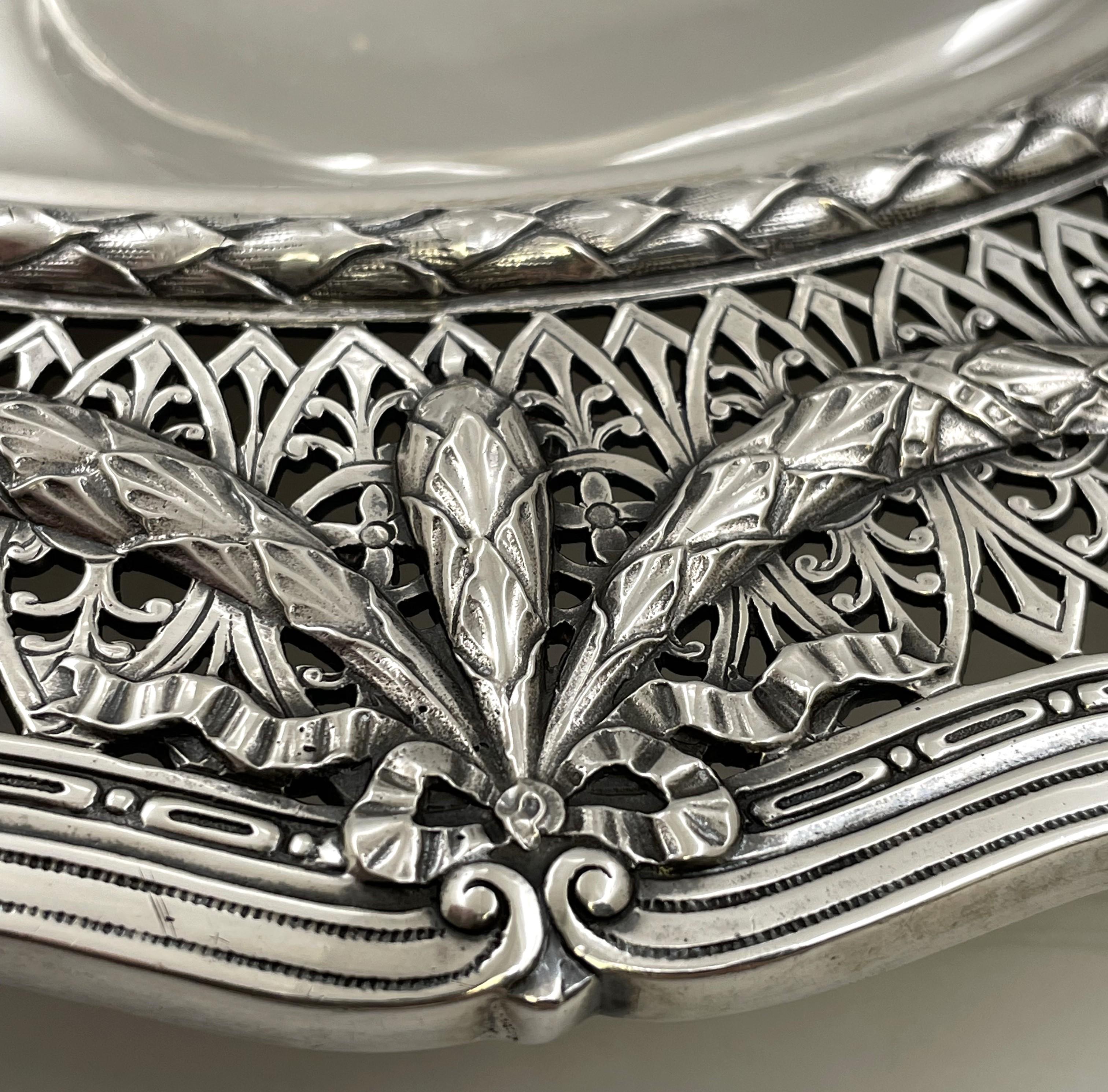 Shreve & Co. Bandeja con pie para carne de plata de ley con motivo Luis XVI Silver en venta
