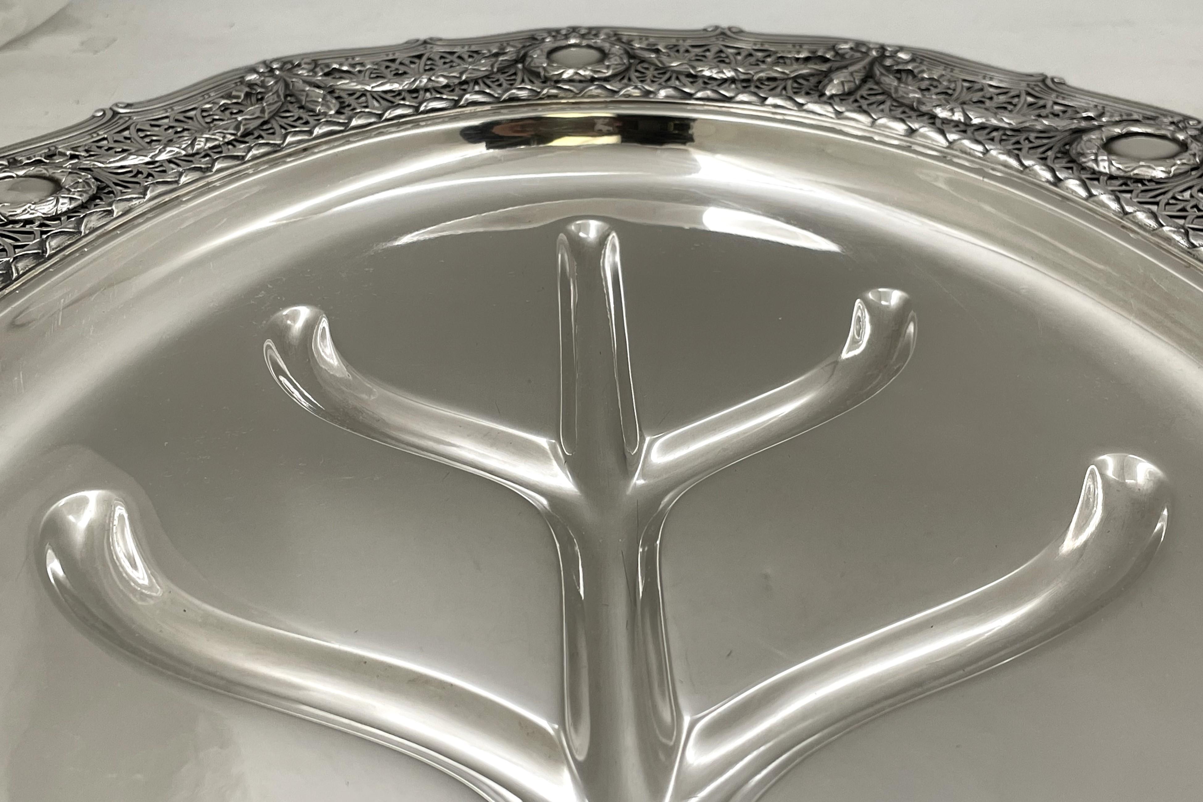 Shreve & Co. Bandeja con pie para carne de plata de ley con motivo Luis XVI en venta 2
