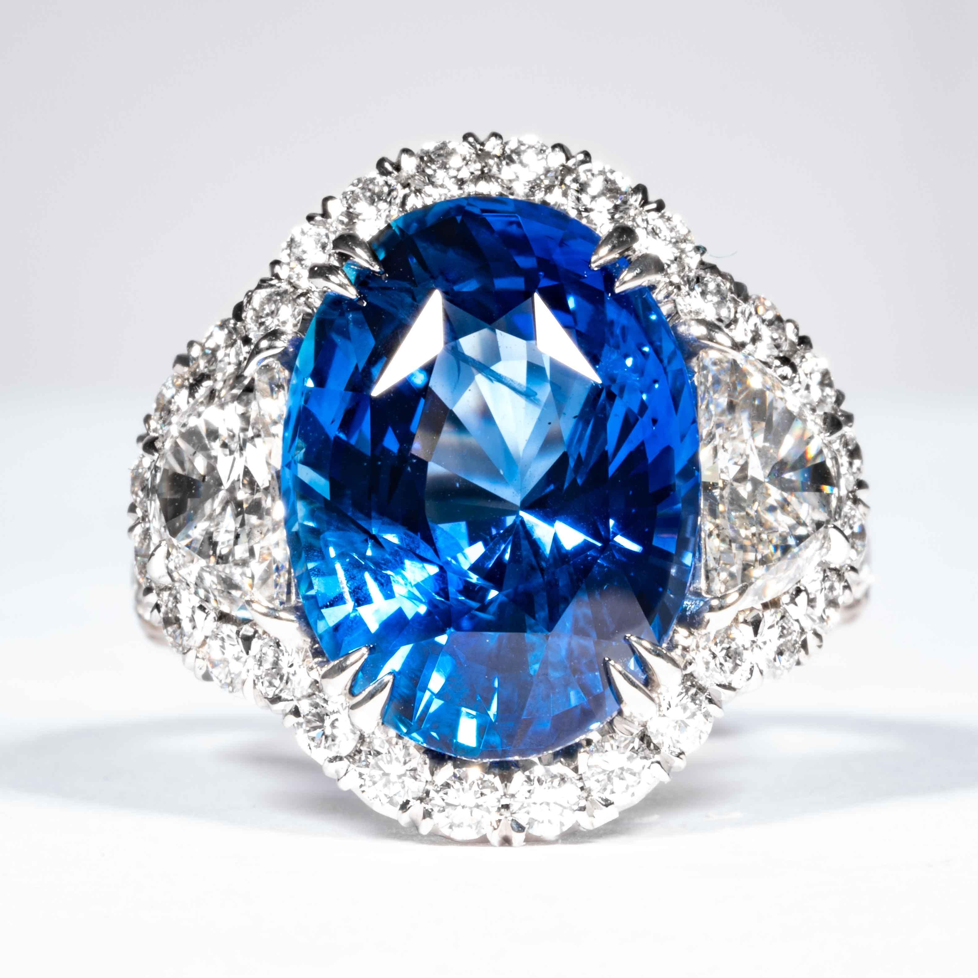 Dieser 3-Stein-Ring mit Saphiren und Diamanten wird von Shreve, Crump & Low angeboten.  Dieser blaue, oval geschliffene Saphir ist in einem handgefertigten, einzigartigen Platinring von Shreve, Crump & Low gefasst und besteht aus einem