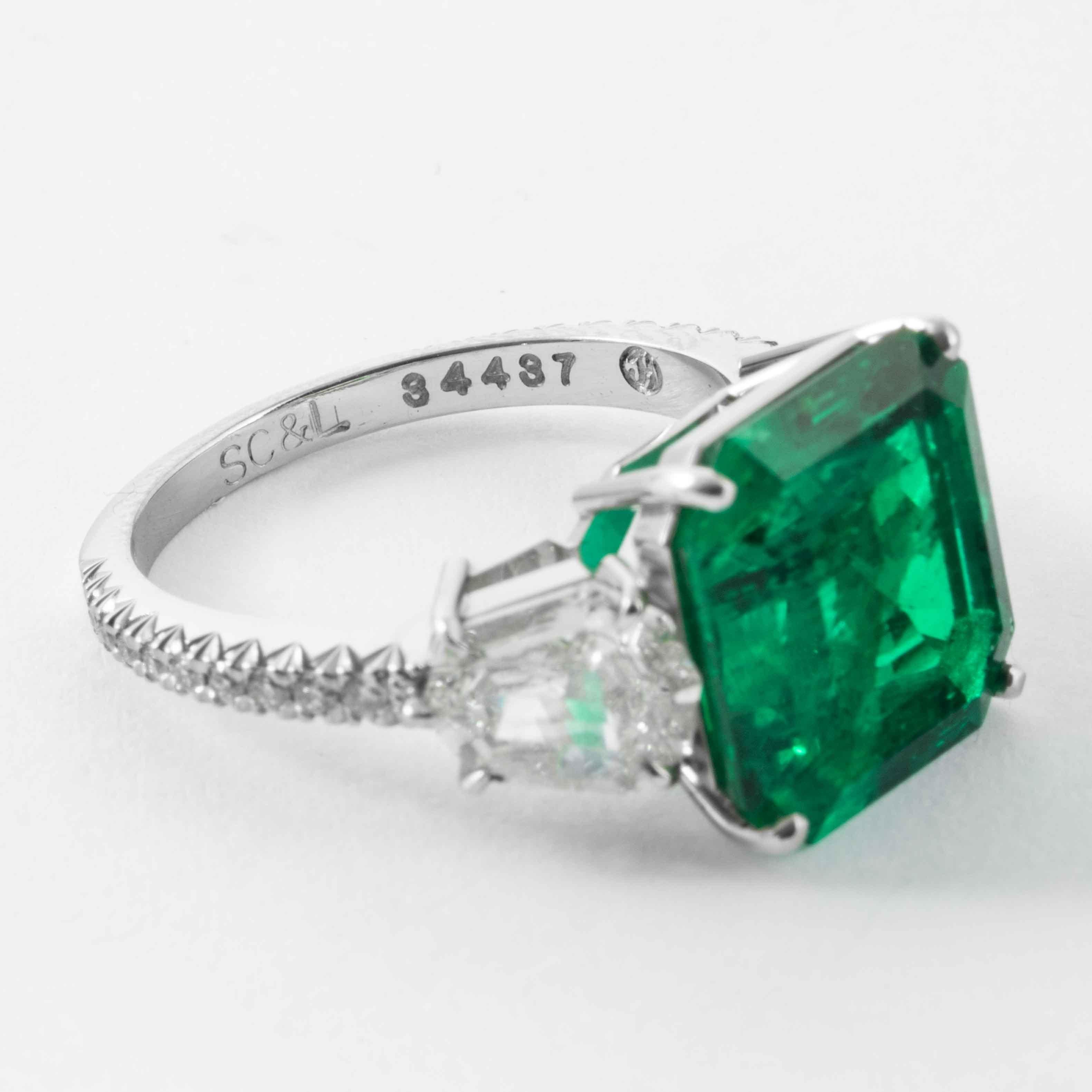 Women's Shreve, Crump & Low 5.48 Carat Colombian Emerald and Diamond White Gold Ring For Sale