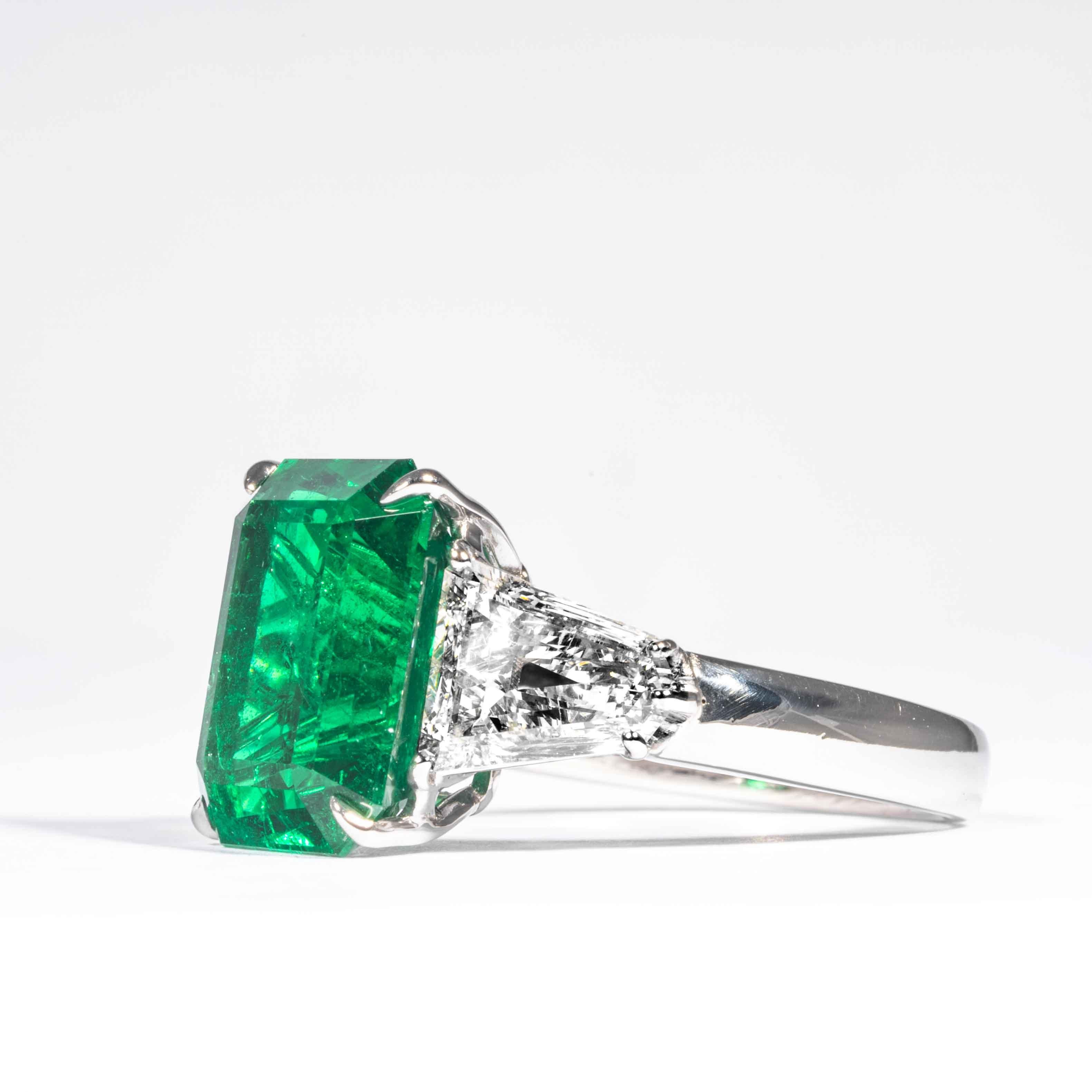emerald 3 stone ring