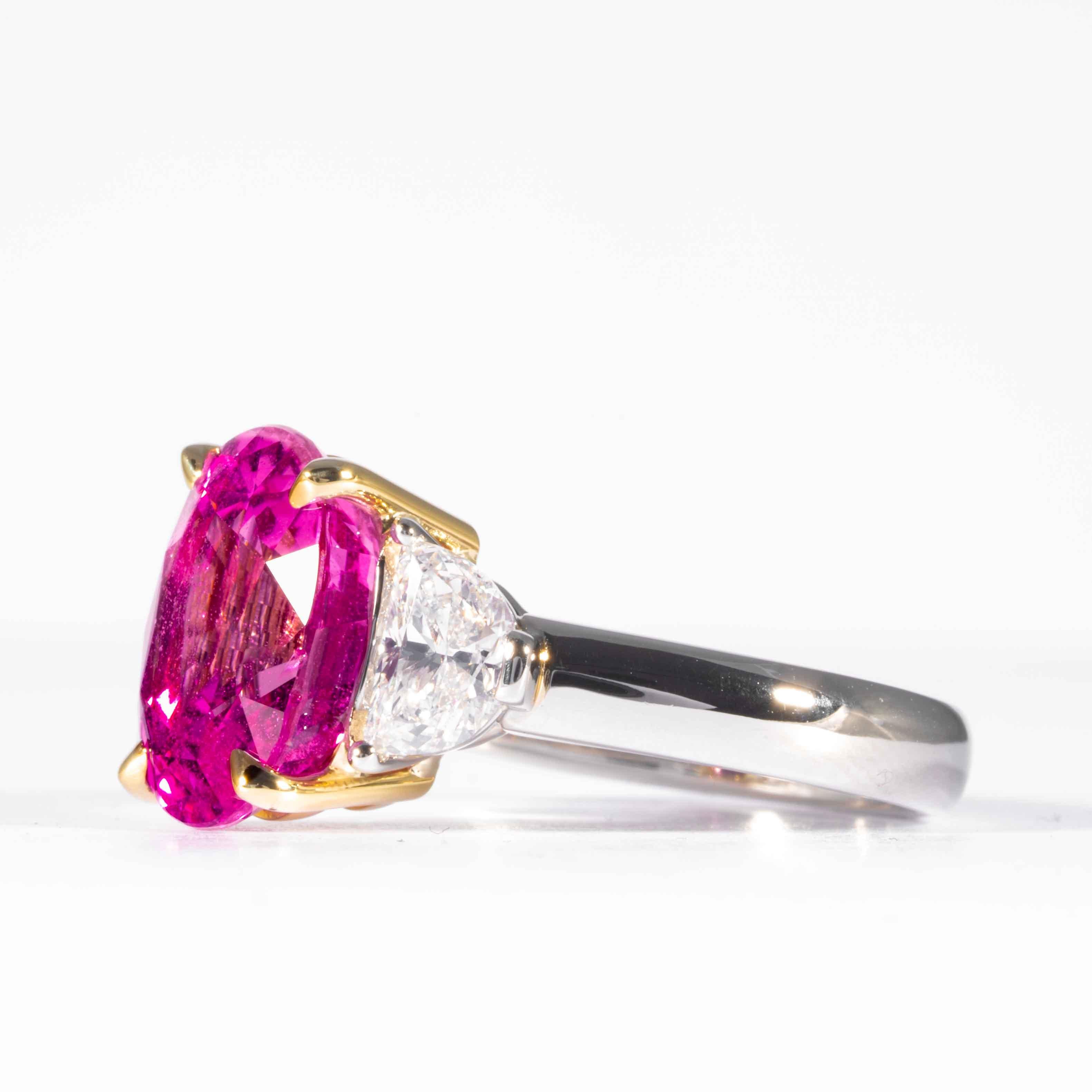 Taglio ovale Shreve, Crump & Low Anello a tre pietre con zaffiro rosa e diamante da 6,22 carati e taglio ovale in vendita