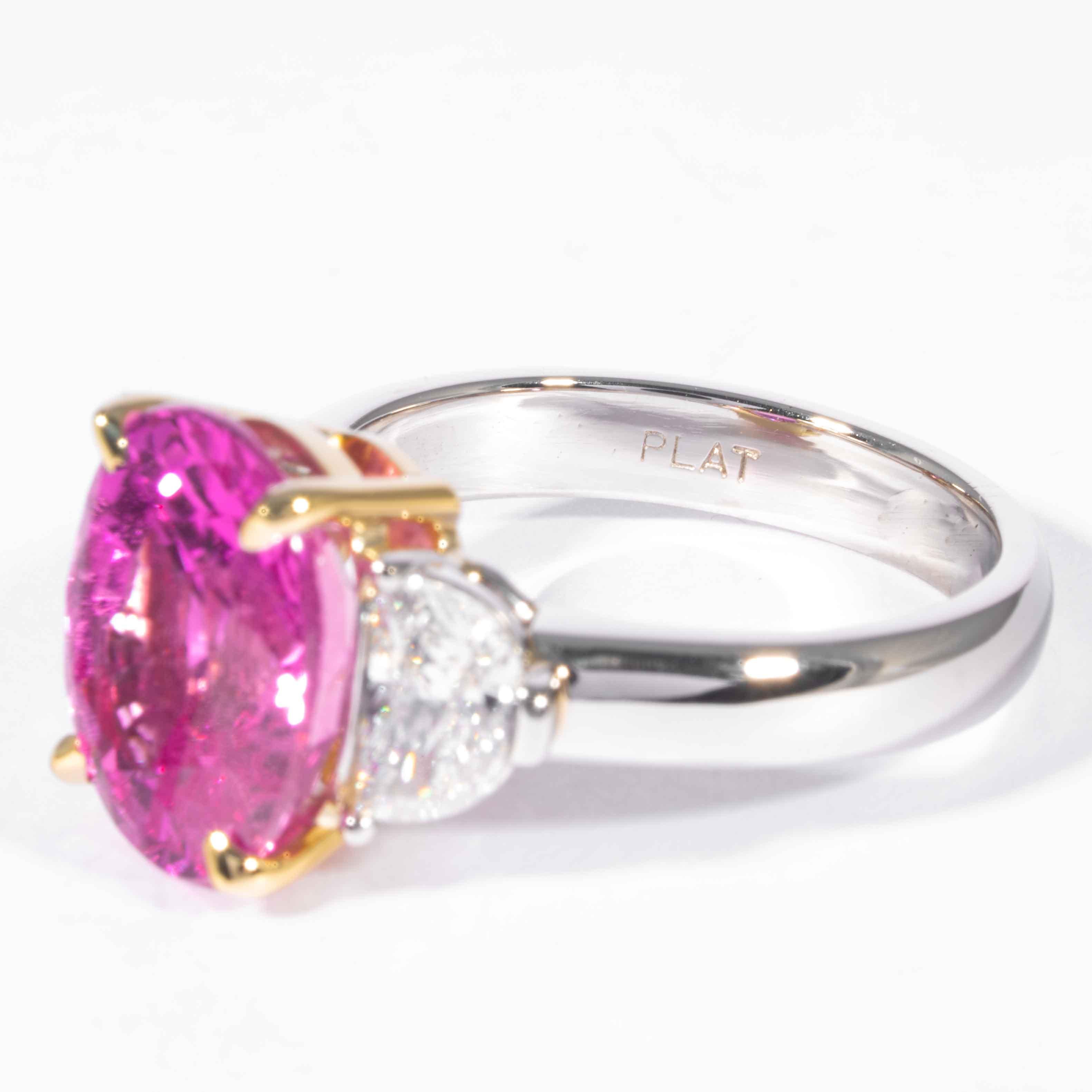 Donna Shreve, Crump & Low Anello a tre pietre con zaffiro rosa e diamante da 6,22 carati e taglio ovale in vendita