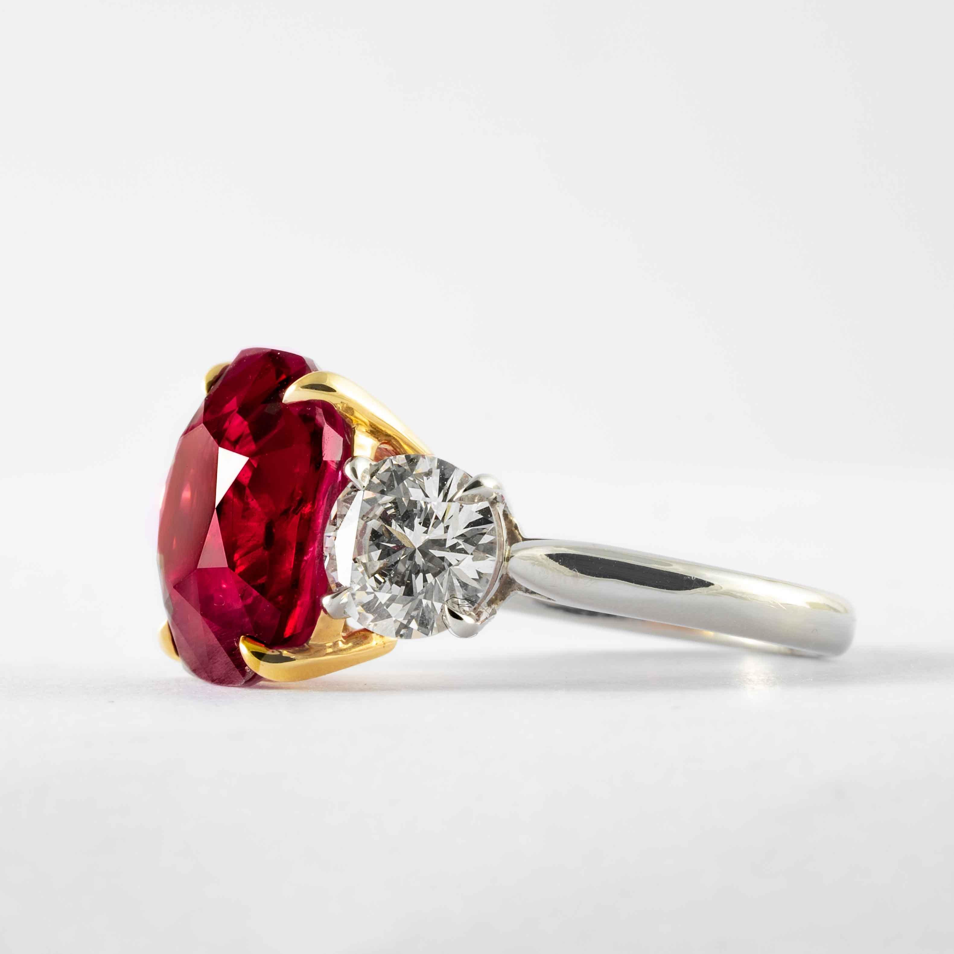 De las mujeres Anillo de 3 piedras Shreve, Crump & Low de 9,13 quilates de rubí rojo talla cojín y diamantes en venta