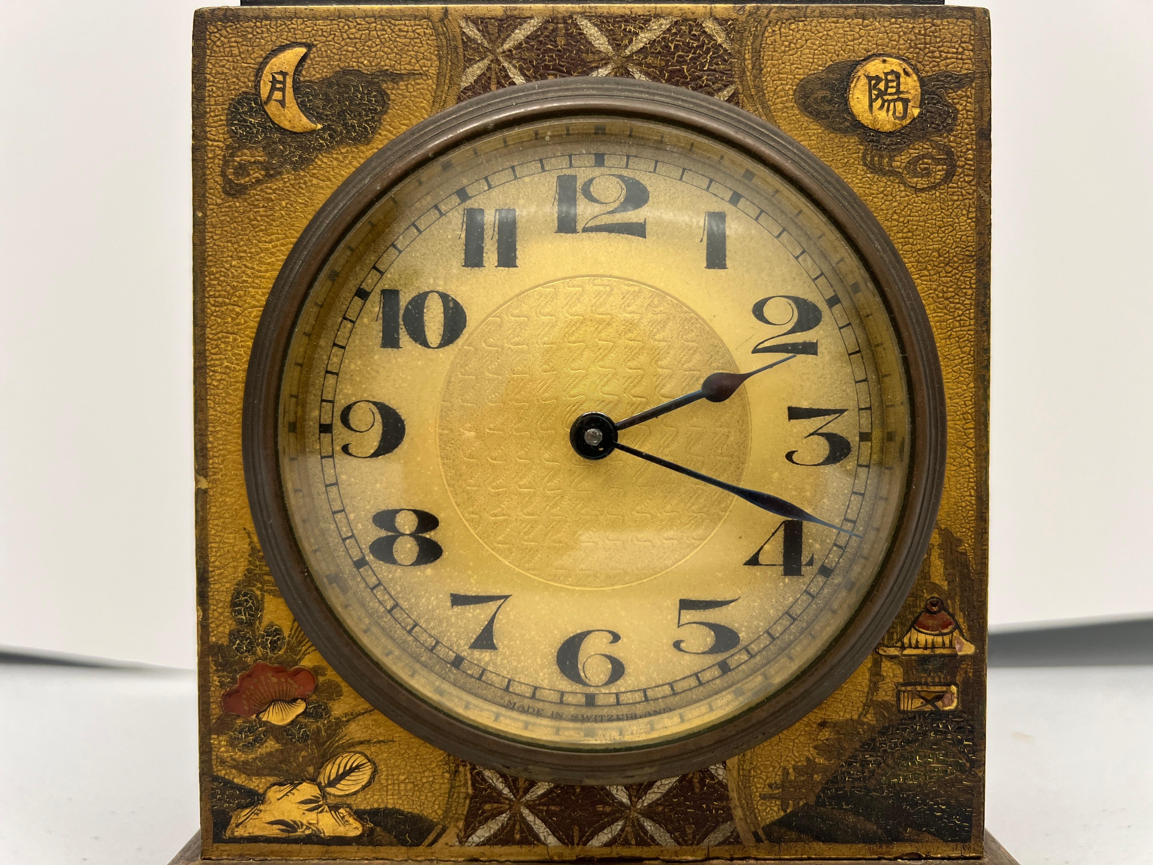Svizzero, venduto al dettaglio da Shreve, Crump & Low Boston intorno al 1900. 

Orologio da caminetto edoardiano alloggiato in una cassa a campana con scene a cineserie in rilievo su fondo giallo, appoggiata su piedini dorati e sormontata da una